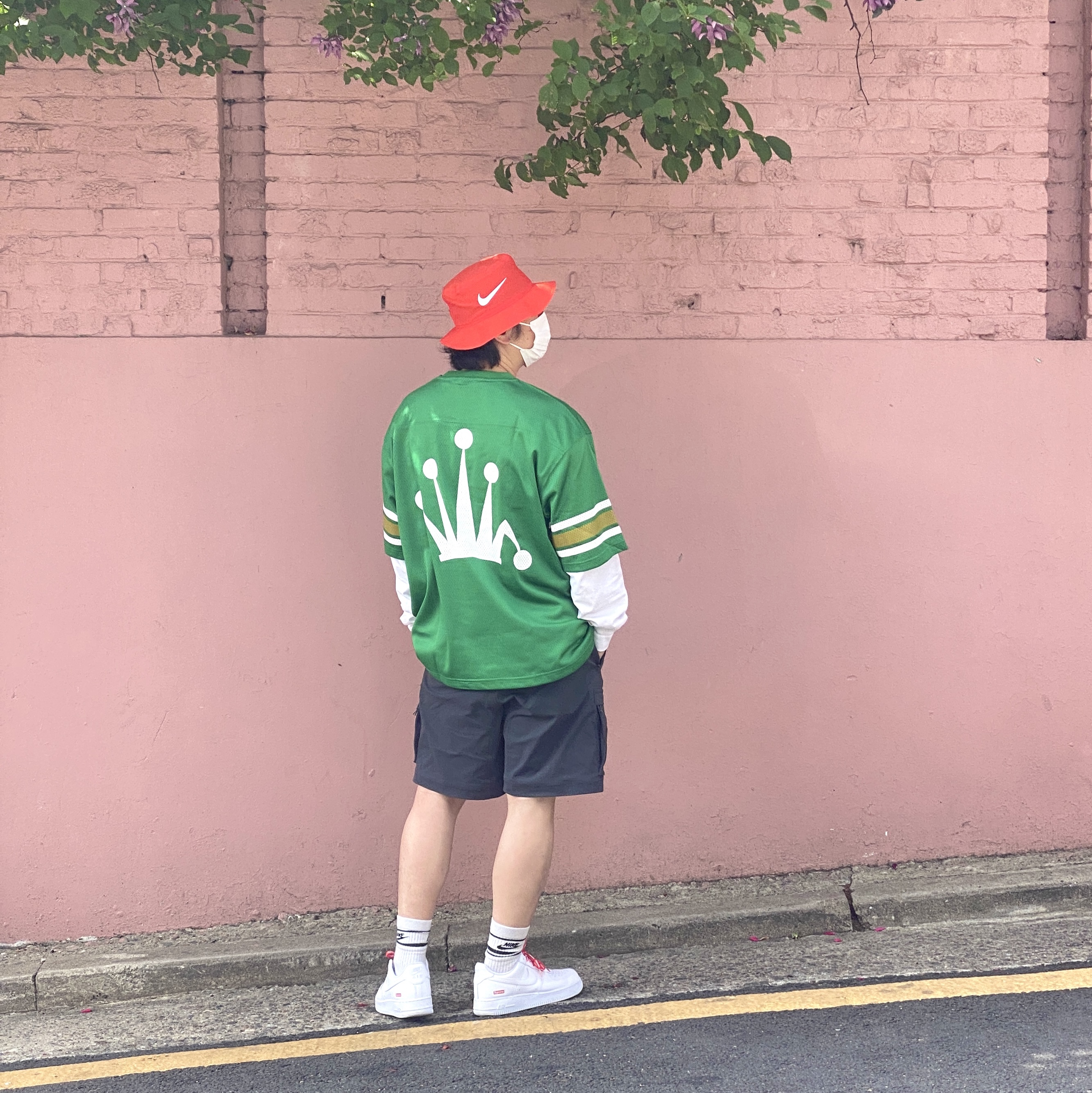 Nike x Stussy Bucket Hat Habanero Red, Stussy Mesh Football Jersey Green 착용 스타일