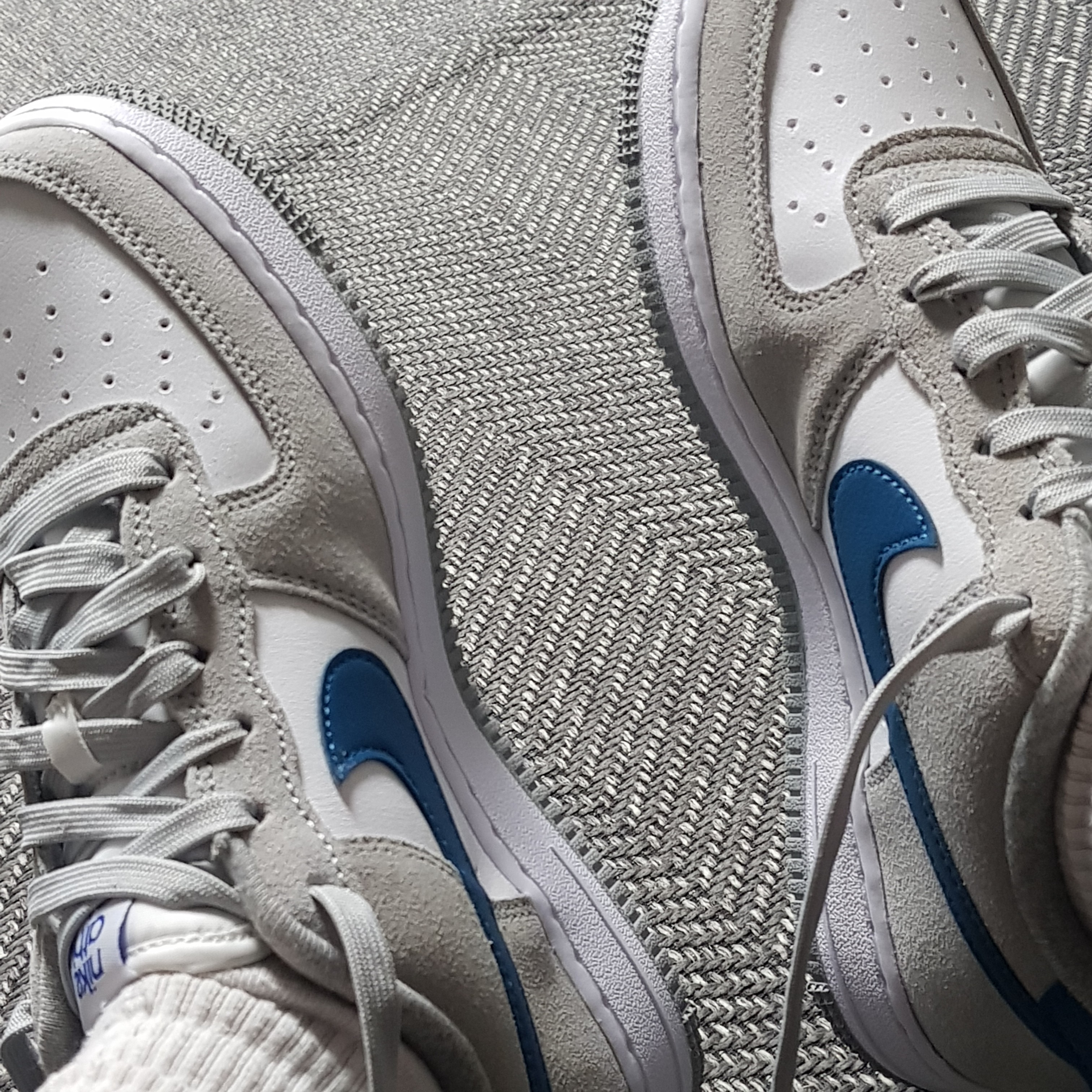 (GS) Nike Air Force 1 LV8 Athletic Club Light Smoke Grey Marina 착용 스타일 - 1