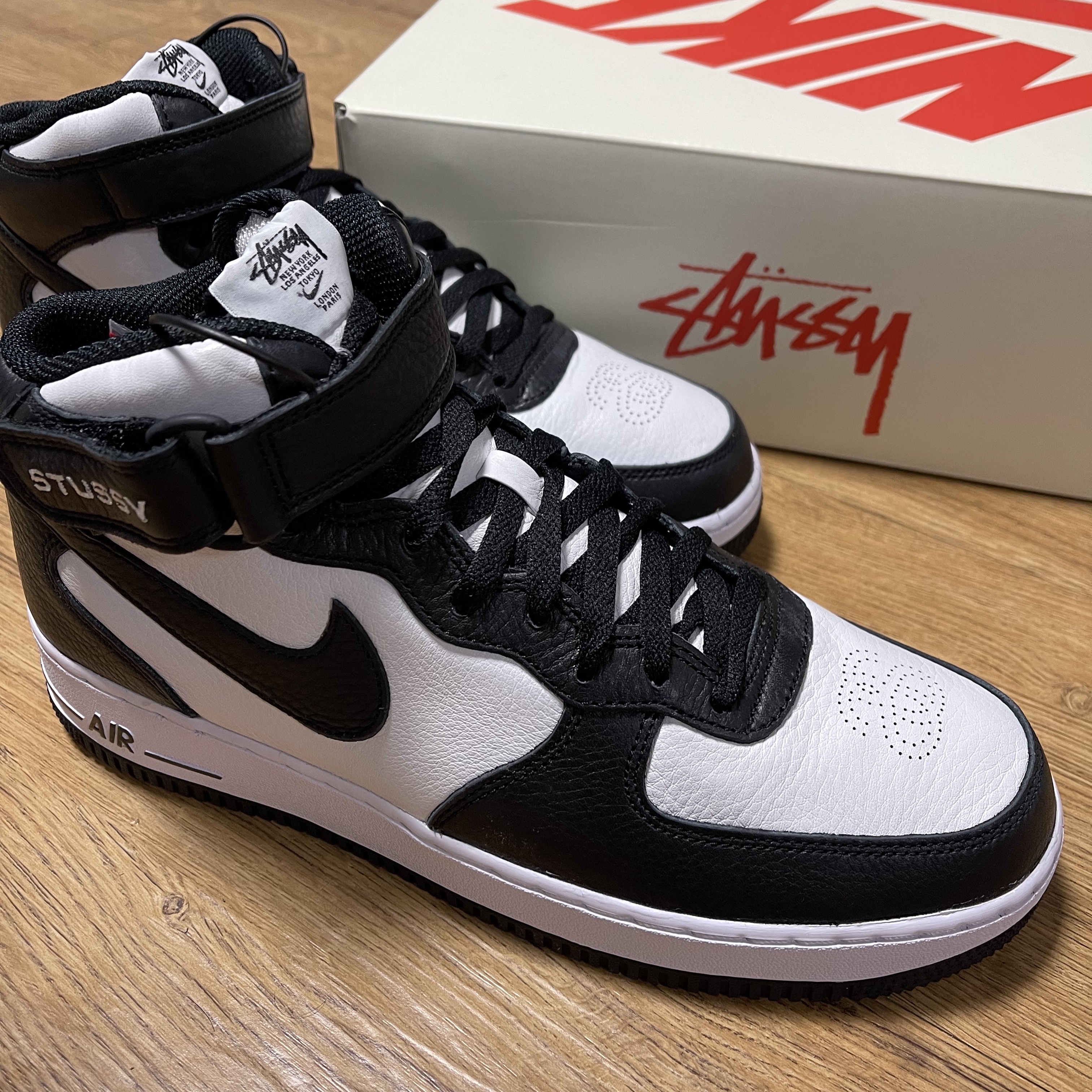 Nike x Stussy Air Force 1 '07 Mid SP Black and Light Bone 착용 스타일 - 3