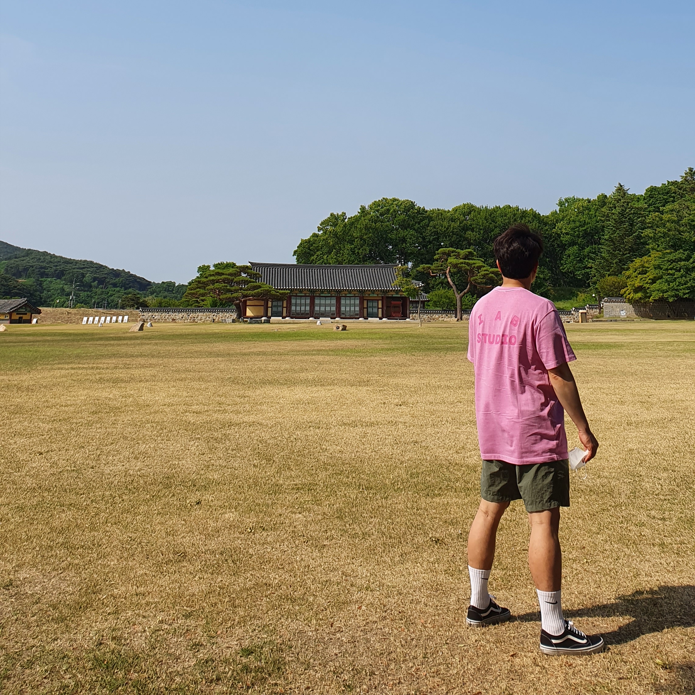 IAB Studio Pigment T-Shirt Magenta 착용 스타일
