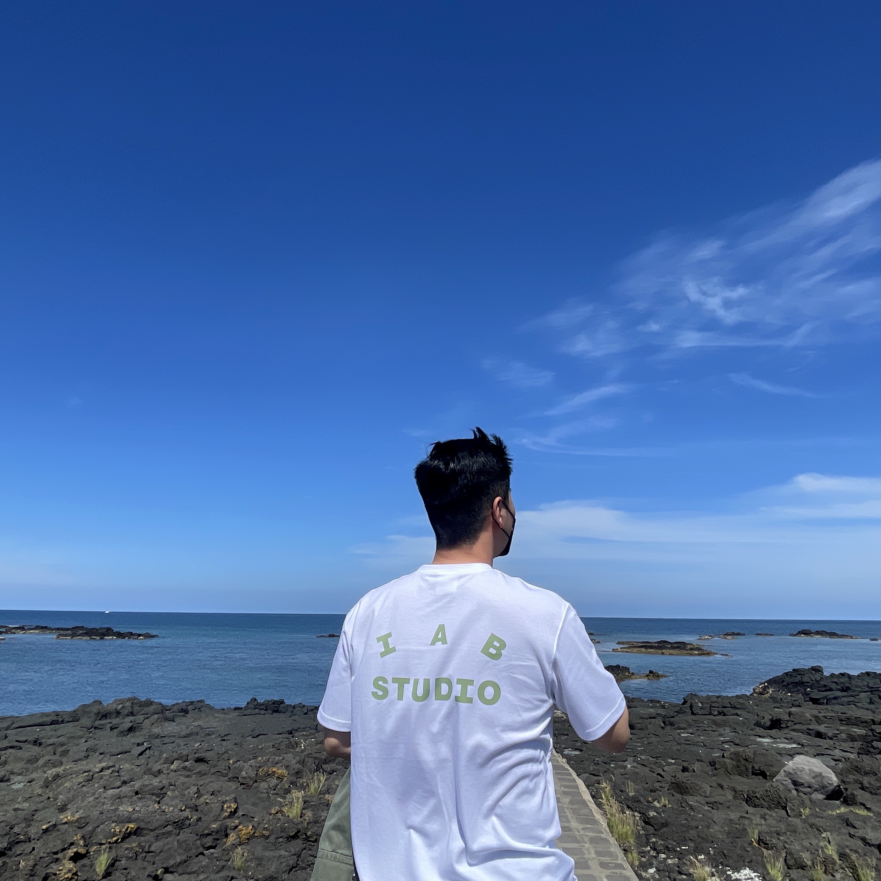 IAB Studio T-Shirt White Light Green 착용 스타일 - 1