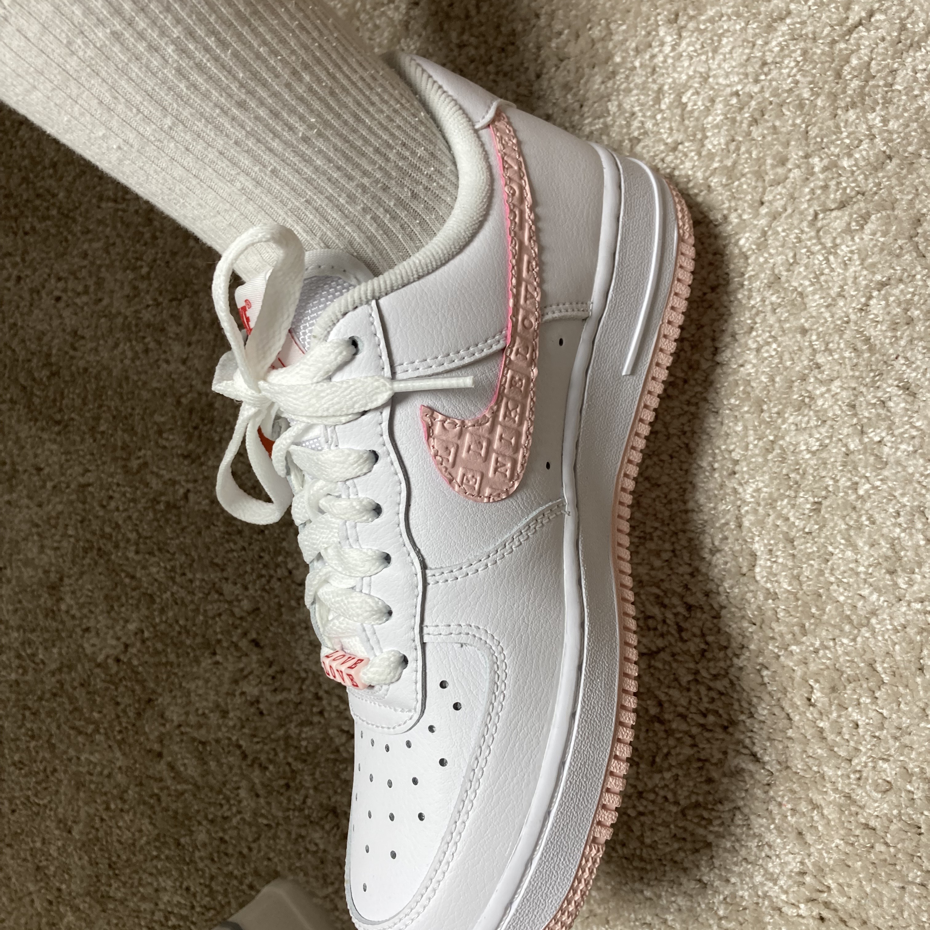 (W) Nike Air Force 1 '07 Valentine Day 2022 착용 스타일 - 2