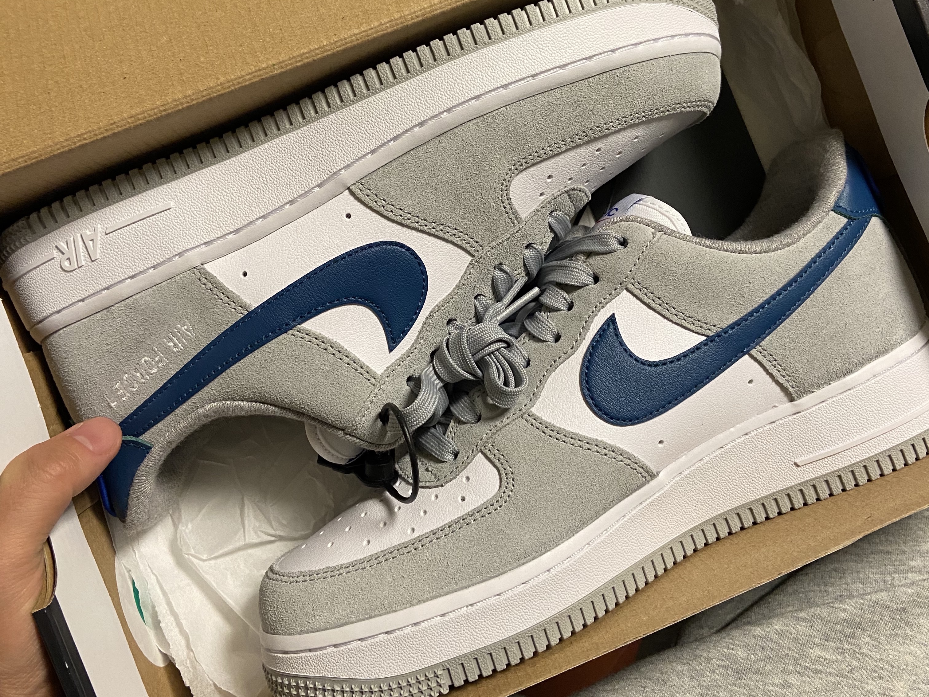 Nike Air Force 1 '07 LV8 Athletic Club Light Smoke Grey Marina 착용 스타일 - 2