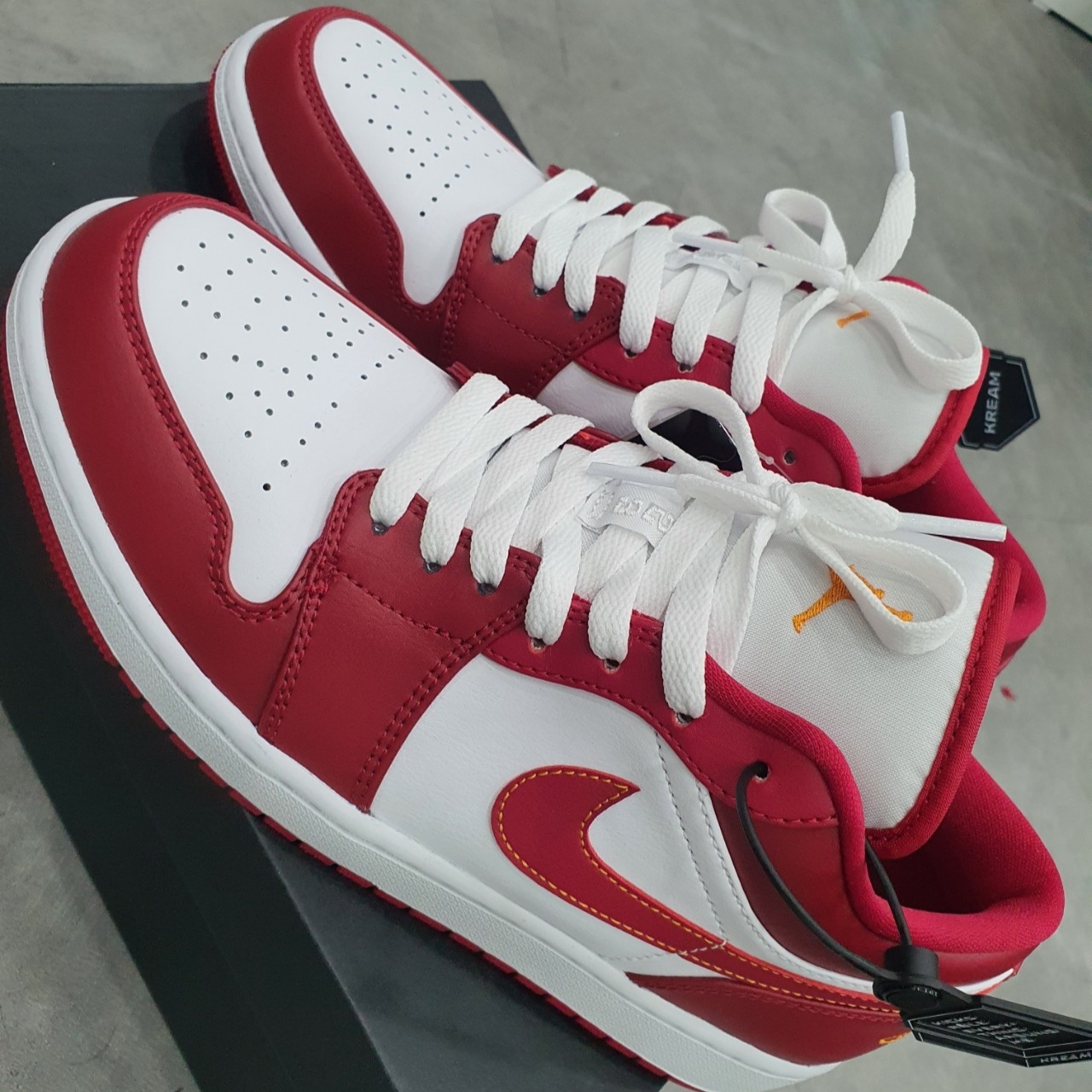Jordan 1 Low Cardinal Red 착용 스타일 - 1