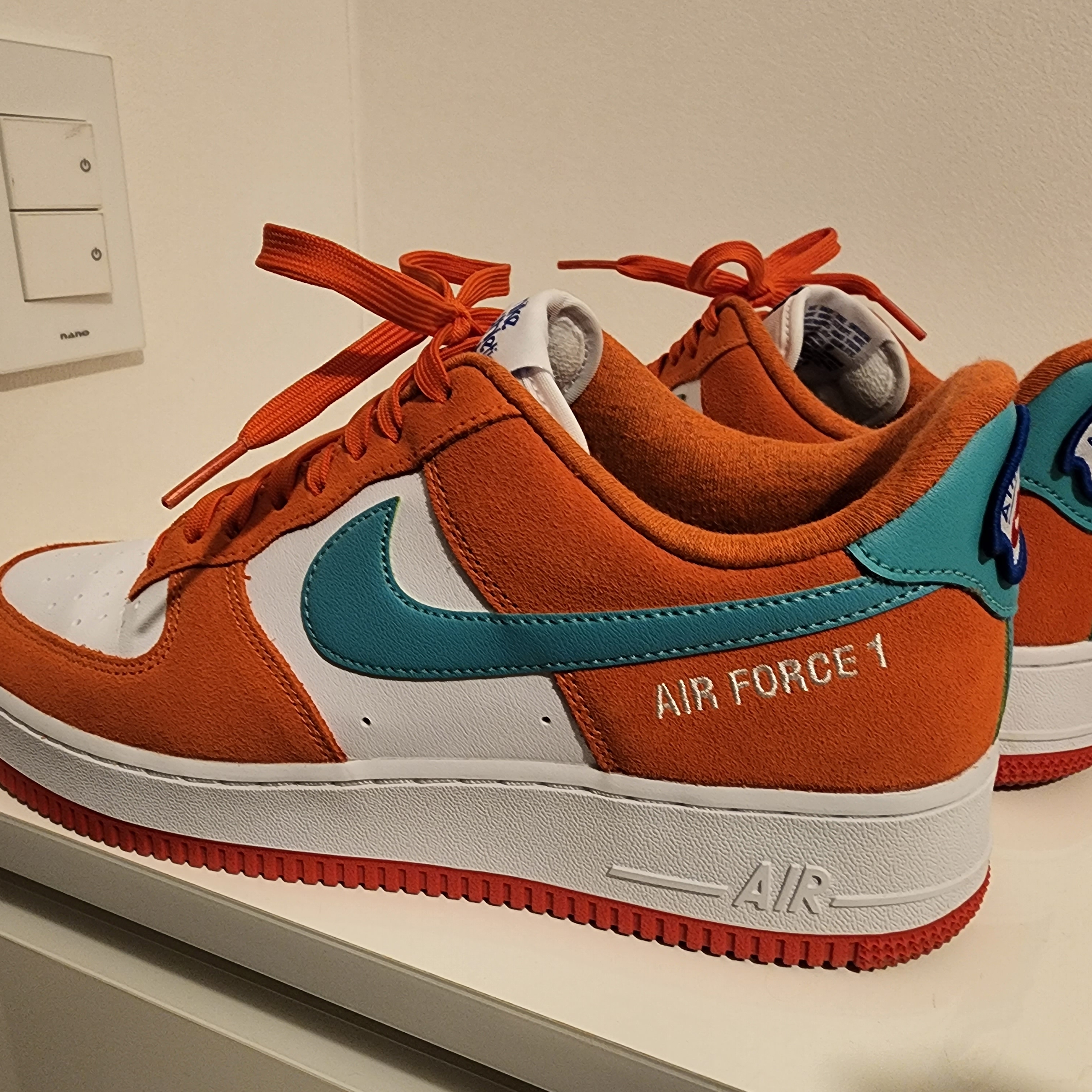Nike Air Force 1 '07 LV8 Athletic Club Rush Orange Washed Teal 착용 스타일