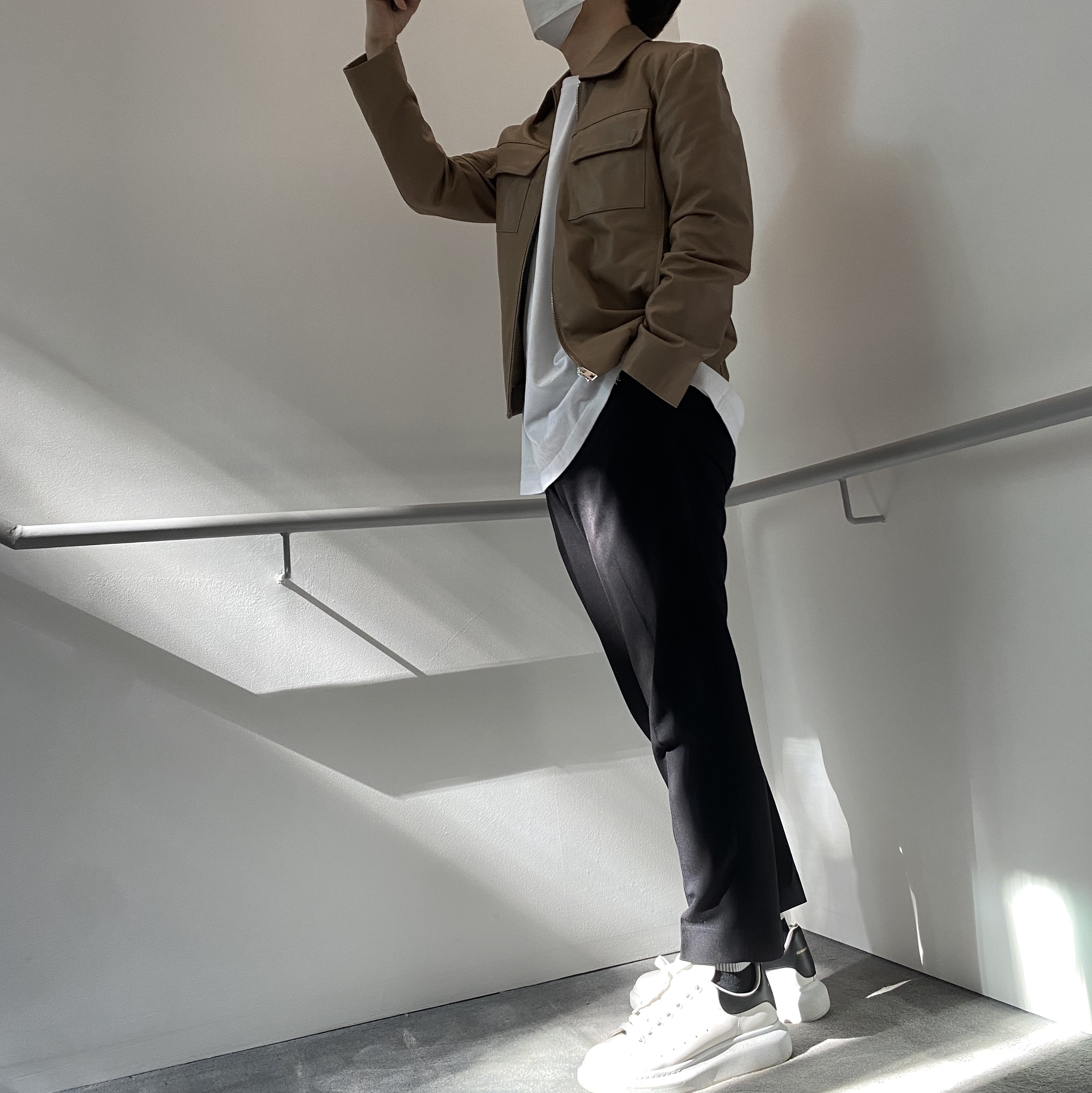 Alexander McQueen Oversized Sneakers White Black, AMI de Coeur T-Shirt White 착용 스타일