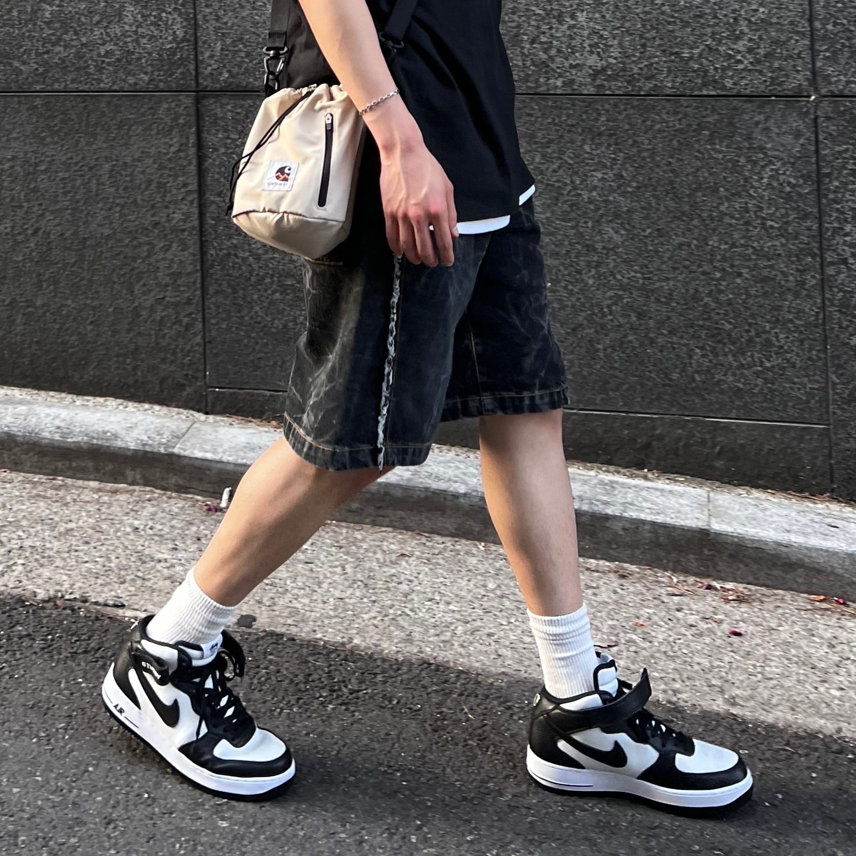 Nike x Stussy Air Force 1 '07 Mid SP Black and Light Bone 착용 스타일 - 3