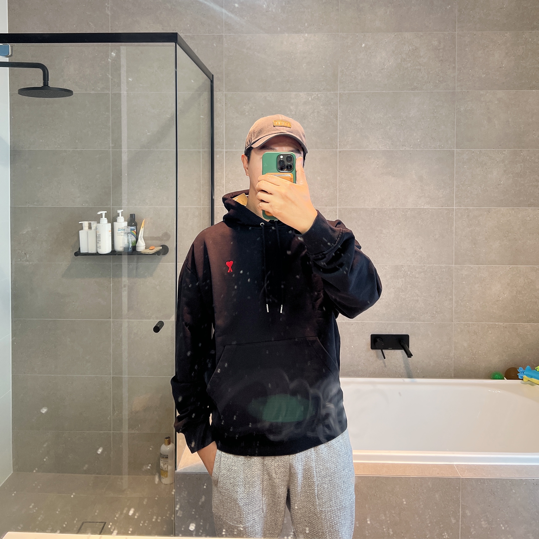 AMI de Coeur Hoodie Black - 22SS 착용 스타일 - 1