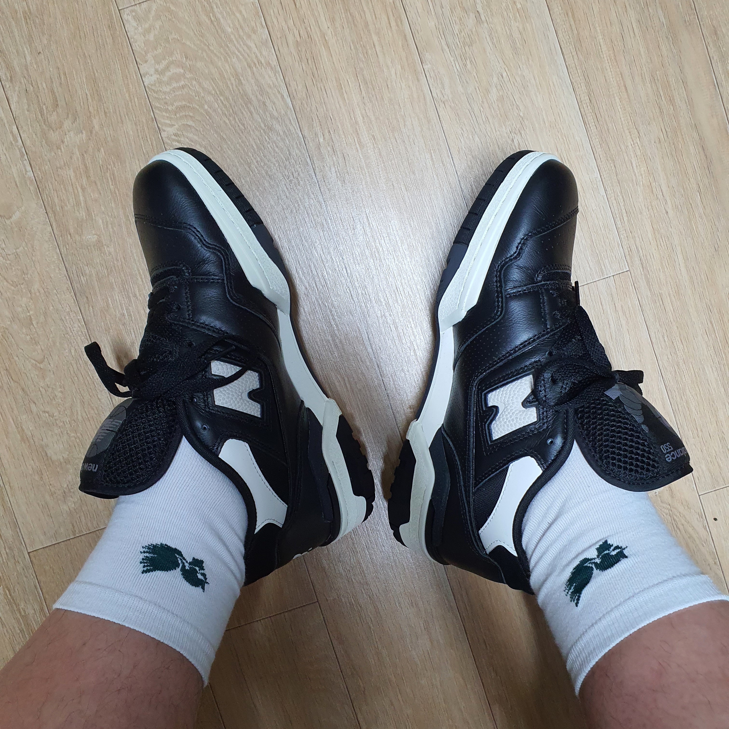 New Balance 550 Black Grey - 2E Wide 착용 스타일 - 2