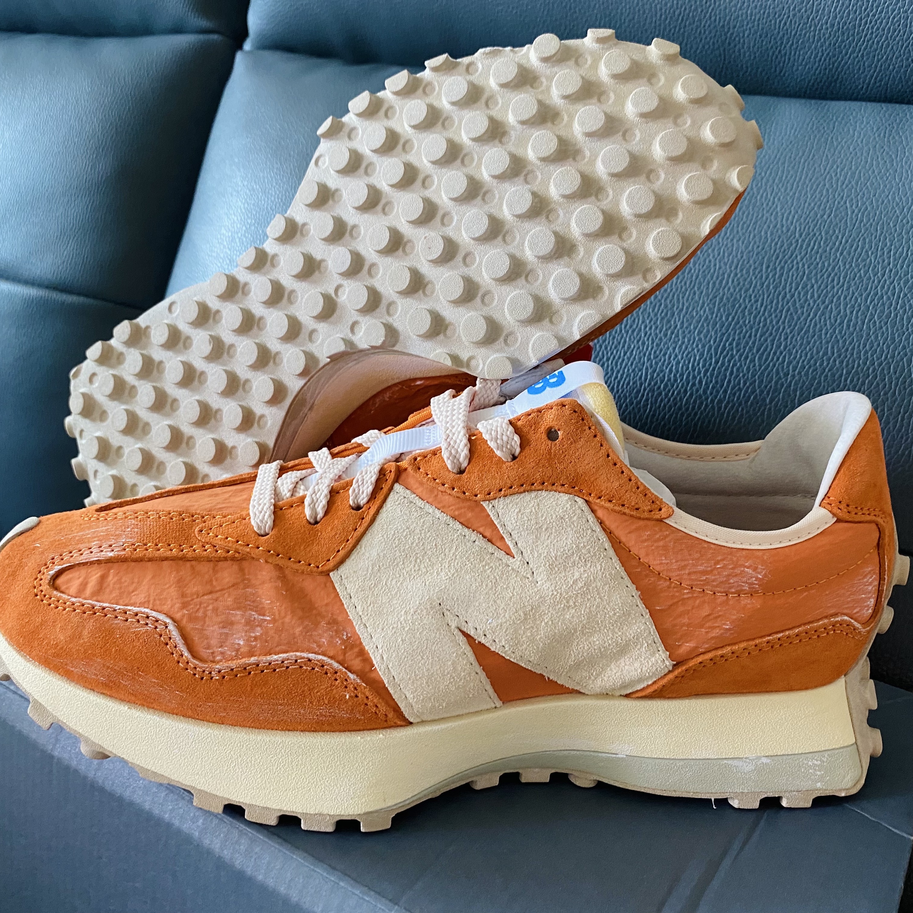 New Balance 327 Vintage Luxe Orange 착용 스타일 - 1