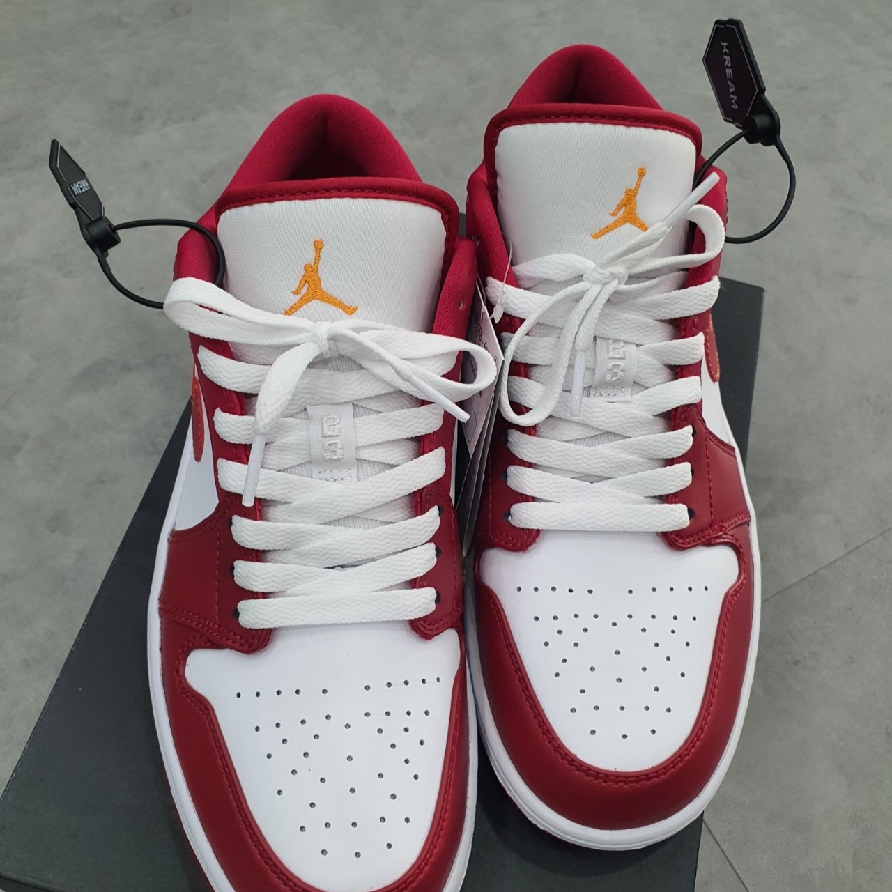 Jordan 1 Low Cardinal Red 착용 스타일 - 2