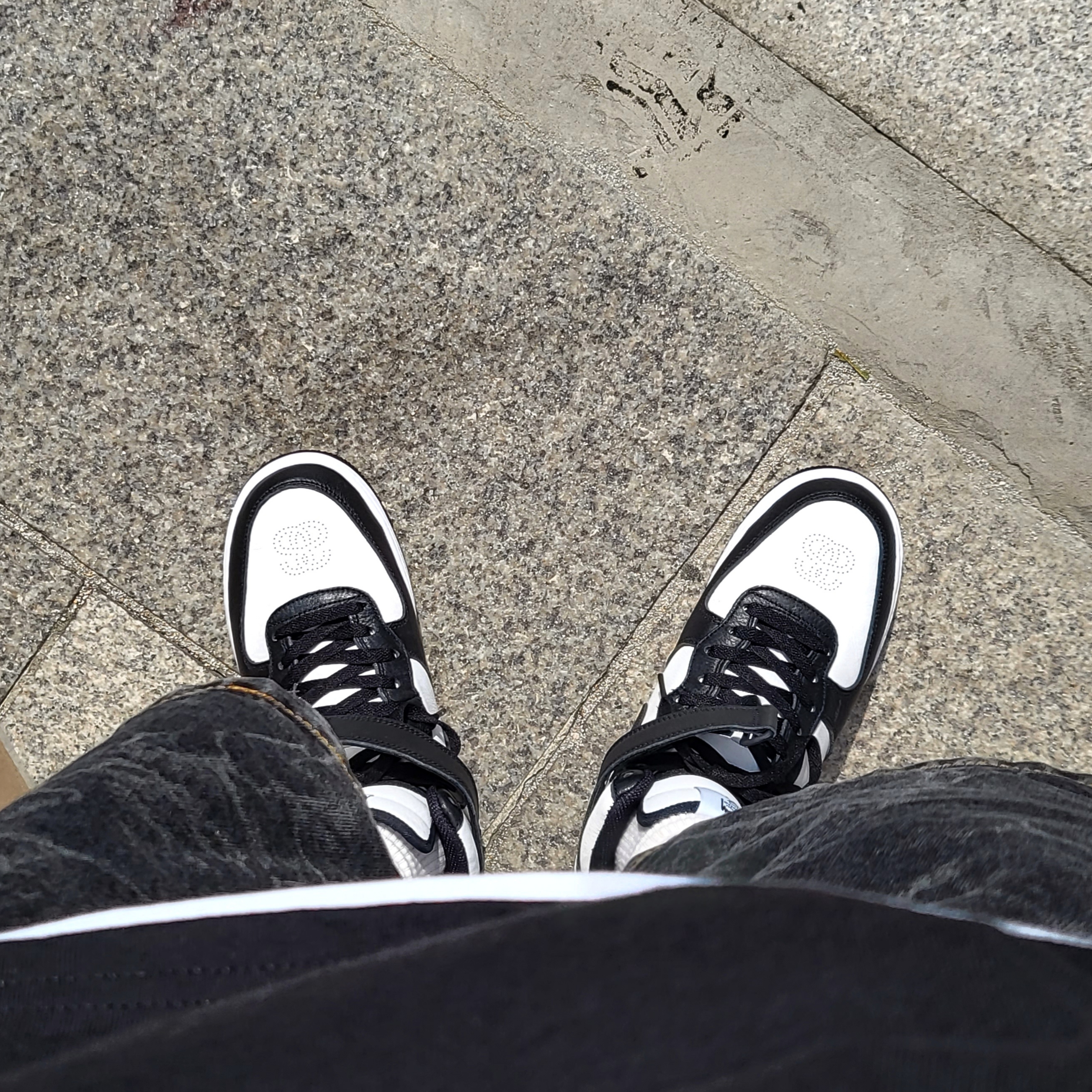 Nike x Stussy Air Force 1 '07 Mid SP Black and Light Bone 착용 스타일 - 4