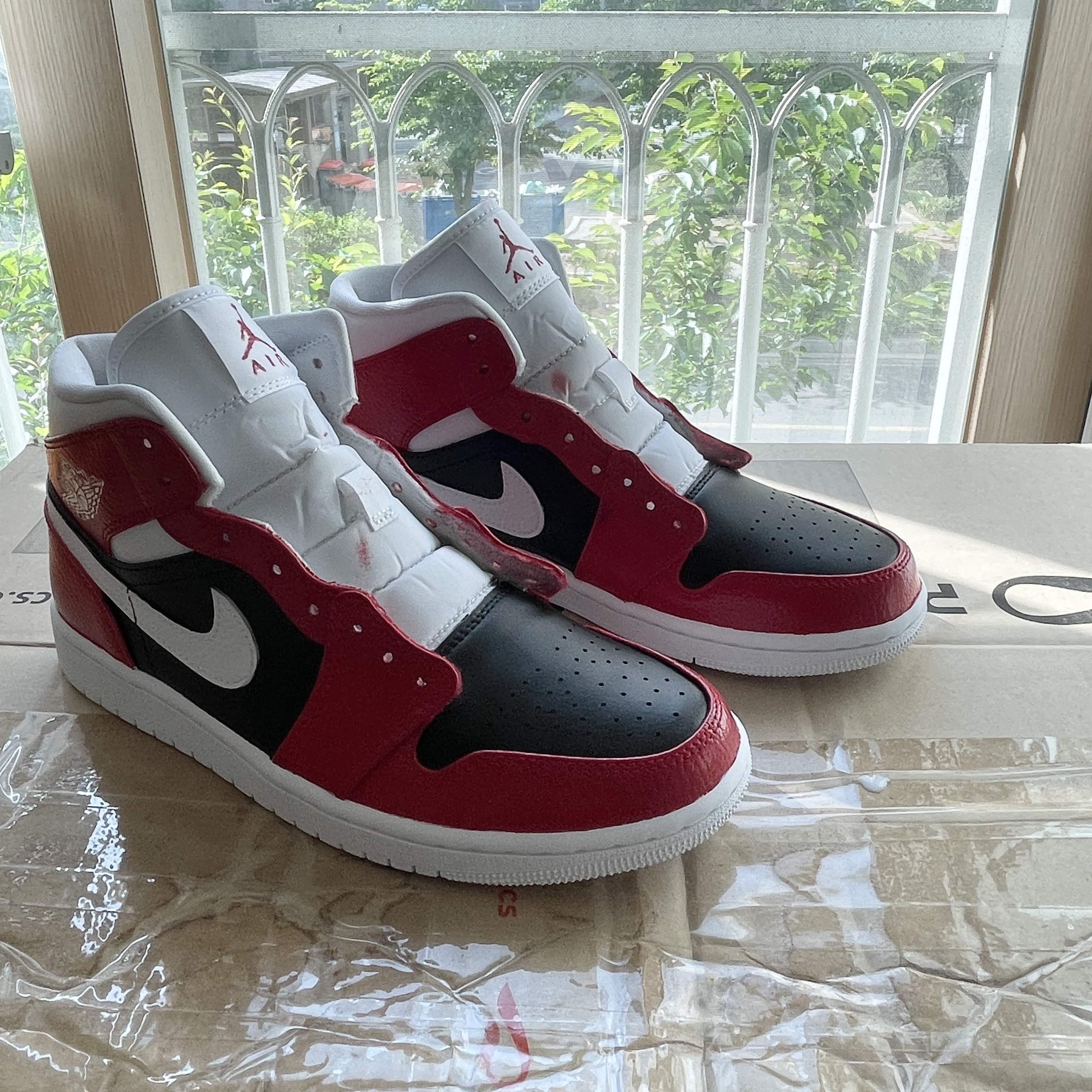 Jordan 1 Mid Triple White, (W) Jordan 1 Mid Gym Red Black 착용 스타일 - 4