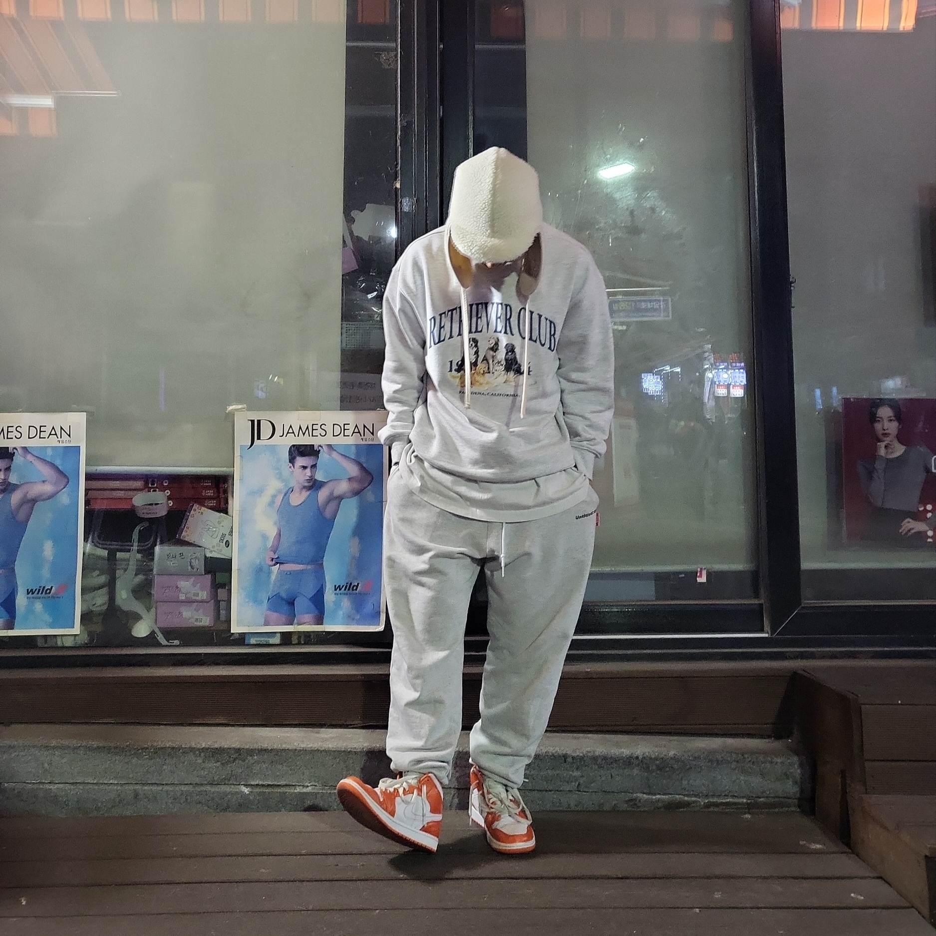 Jordan 1 Mid SE Electro Orange 착용 스타일