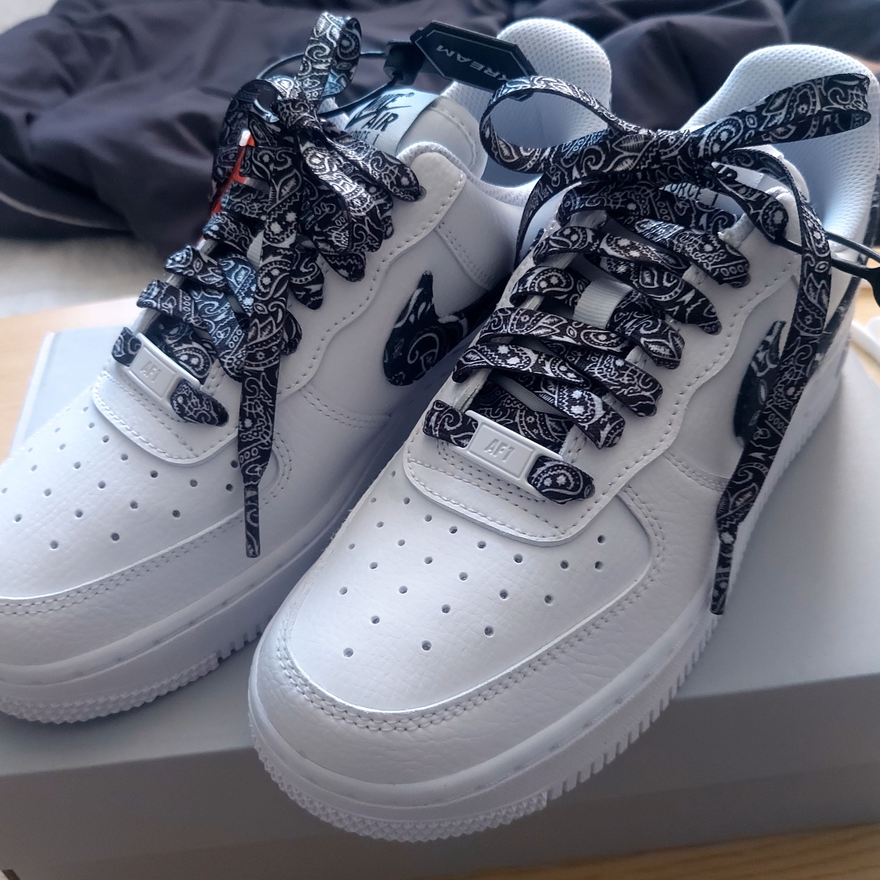 (W) Nike Air Force 1 '07 Essential Paisley Swoosh White Black 착용 스타일