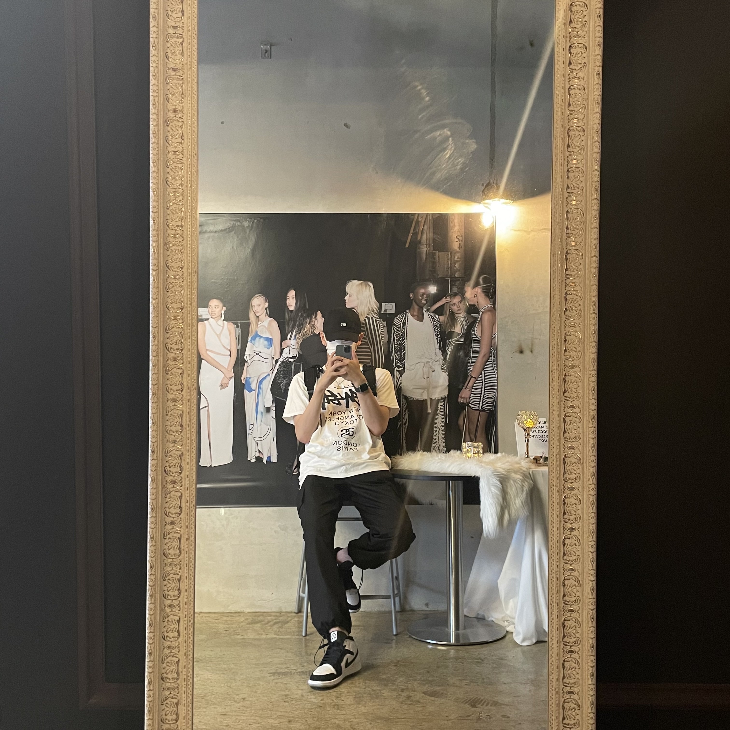 Stussy World Tour T-Shirt White, Jordan 1 Mid SE Diamond 착용 스타일 - 3