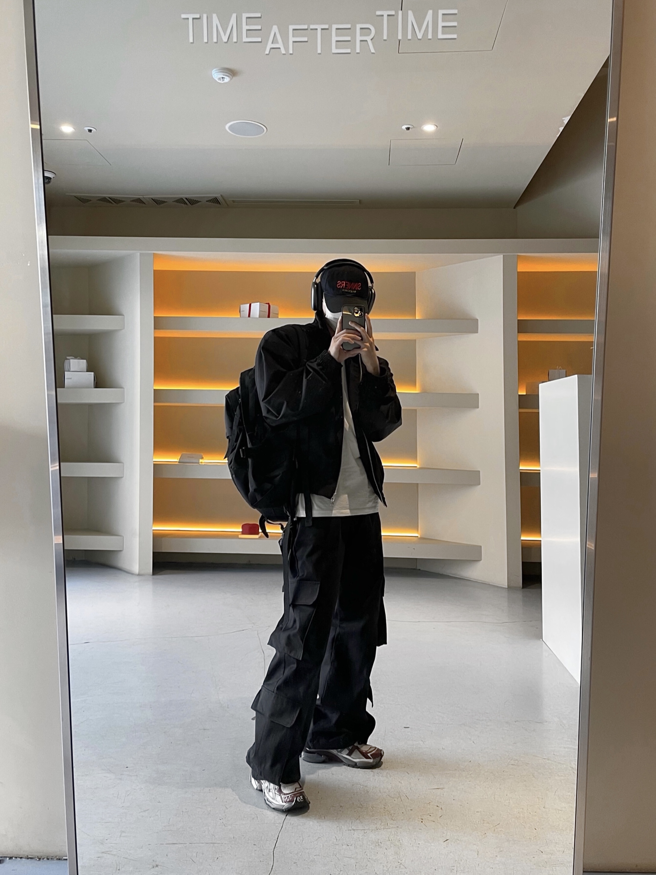Balenciaga Runner Sneakers Grey Burgundy, Apple AirPods Max Lightning Space Gray (Korean Ver.) 착용 스타일