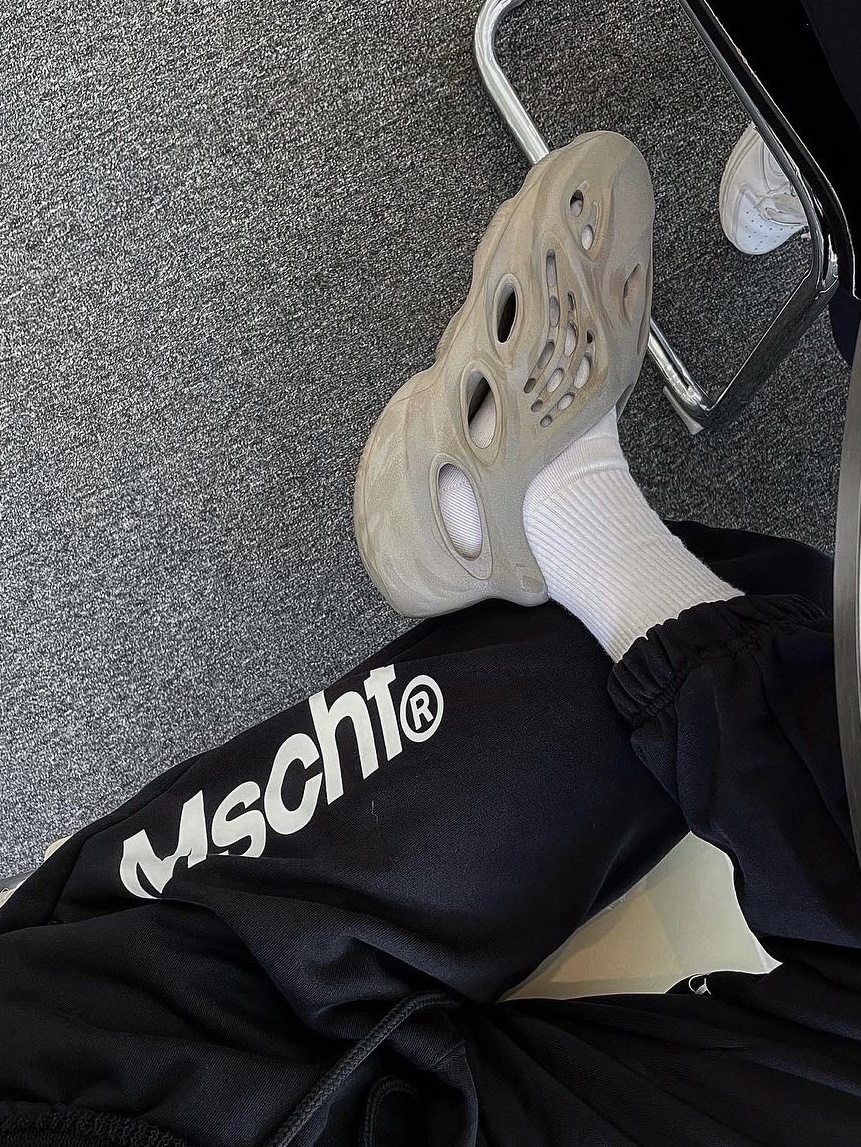 Adidas Yeezy Foam RNNR Stone Sage 착용 스타일 - 3