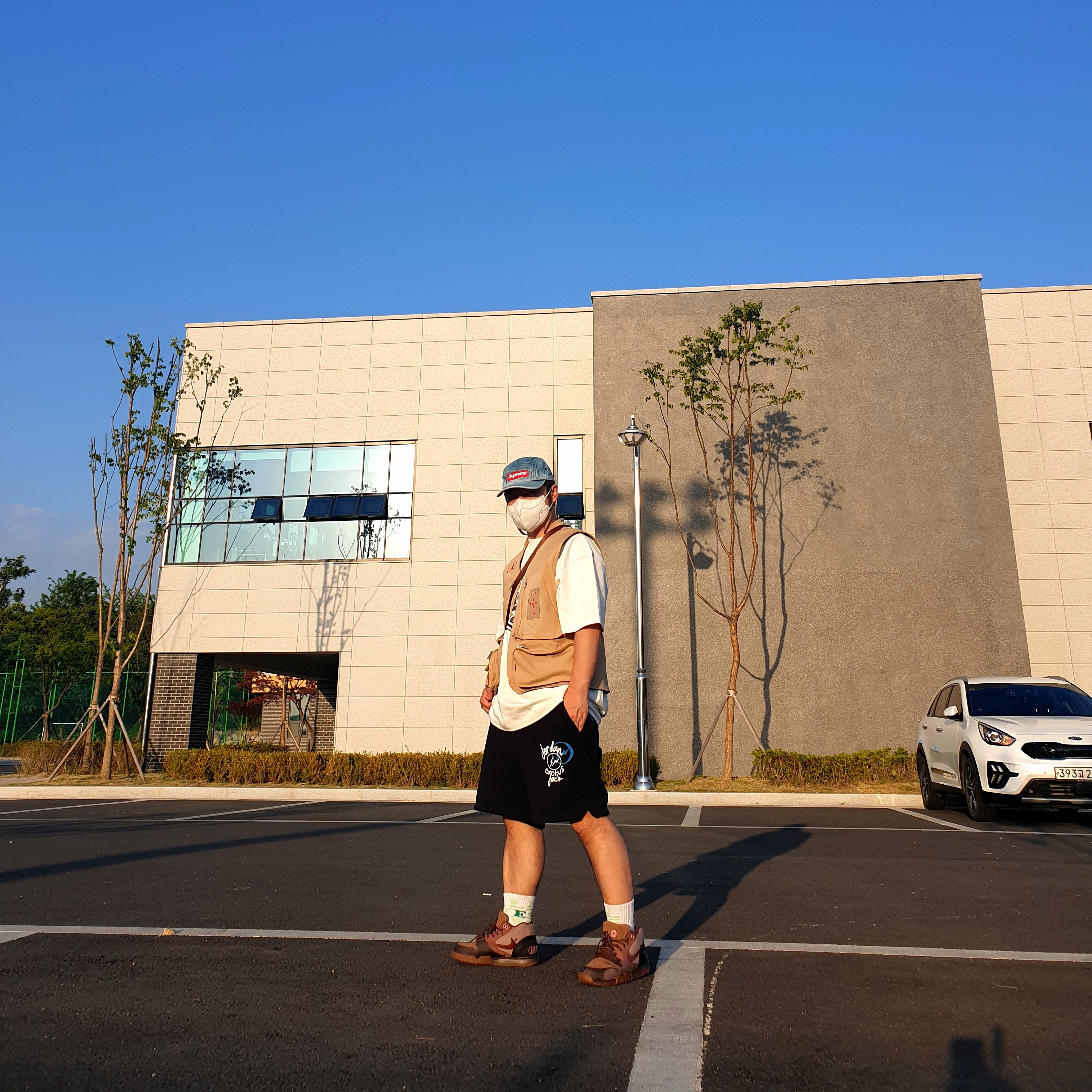 Supreme Washed Chino Twill Camp Cap Denim - 21SS, Jordan x Travis Scott x Fragment T-Shirt Sail (DJ0619-133) 착용 스타일