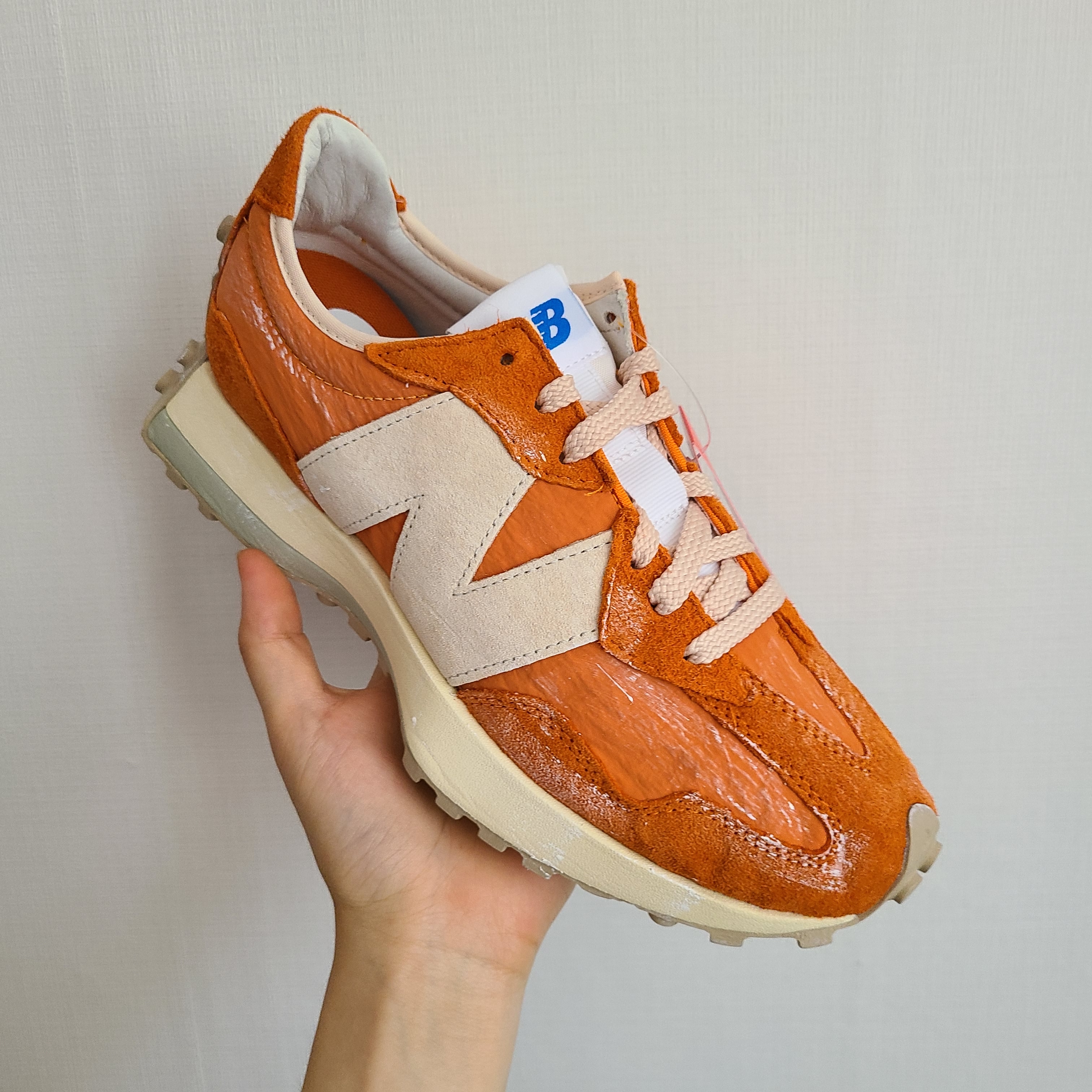 New Balance 327 Vintage Luxe Orange 착용 스타일