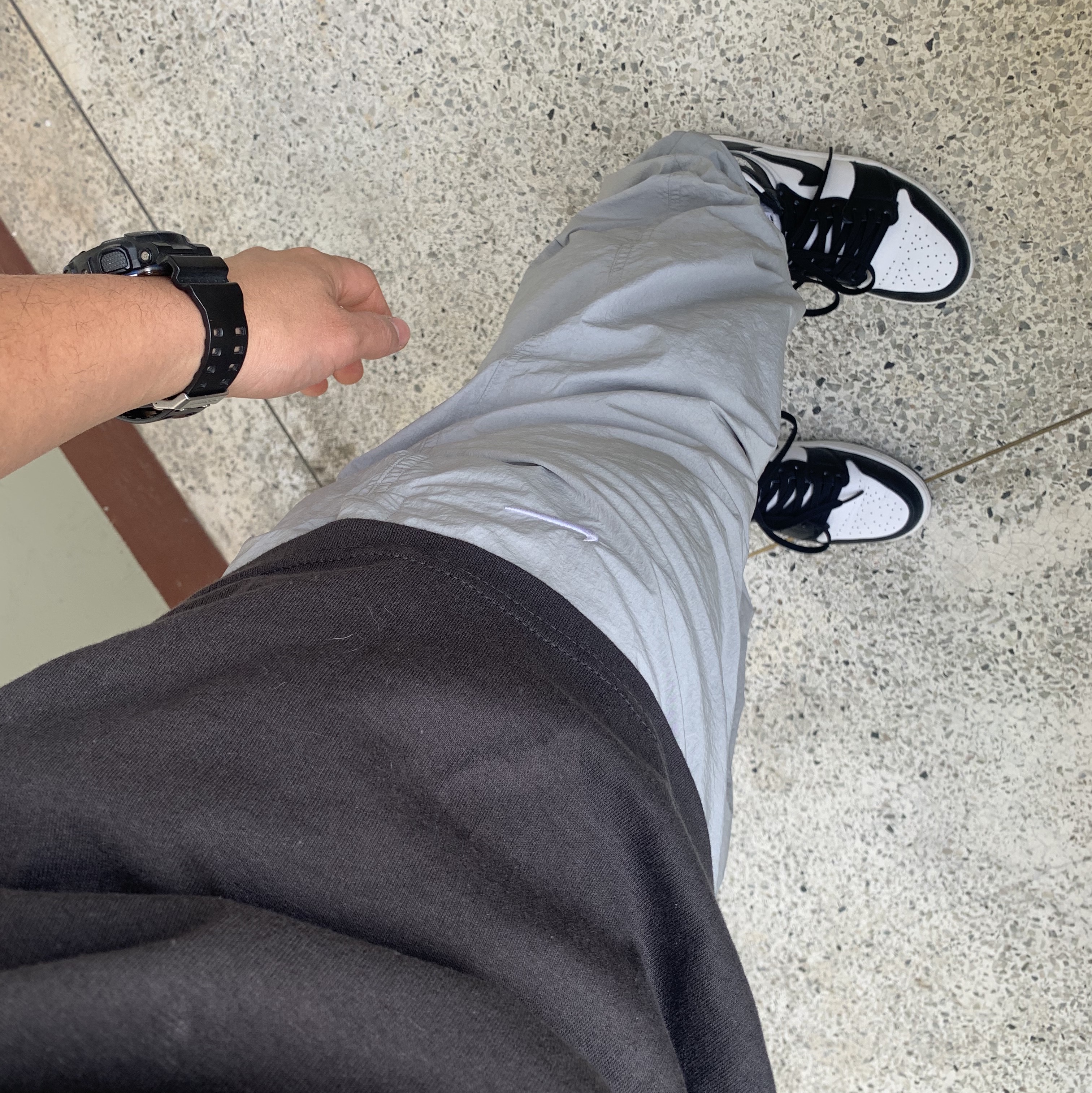 Jordan 1 Retro High OG Black White 2014, Nike M NRG Track Pants Light Smoke Grey 착용 스타일