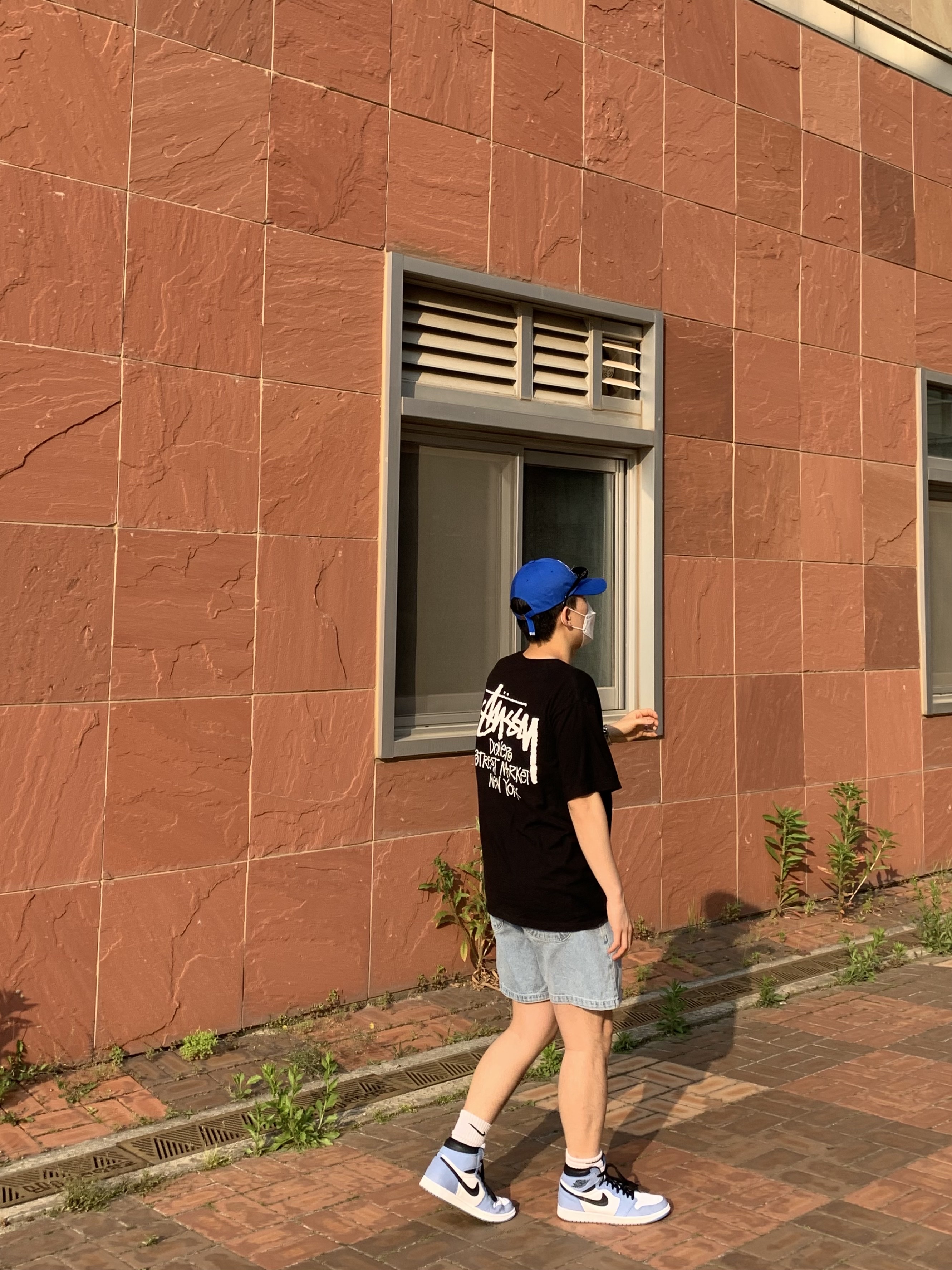 Jordan 1 Retro High OG University Blue, Stussy Stock DSM New York T-Shirt Black 착용 스타일 - 2