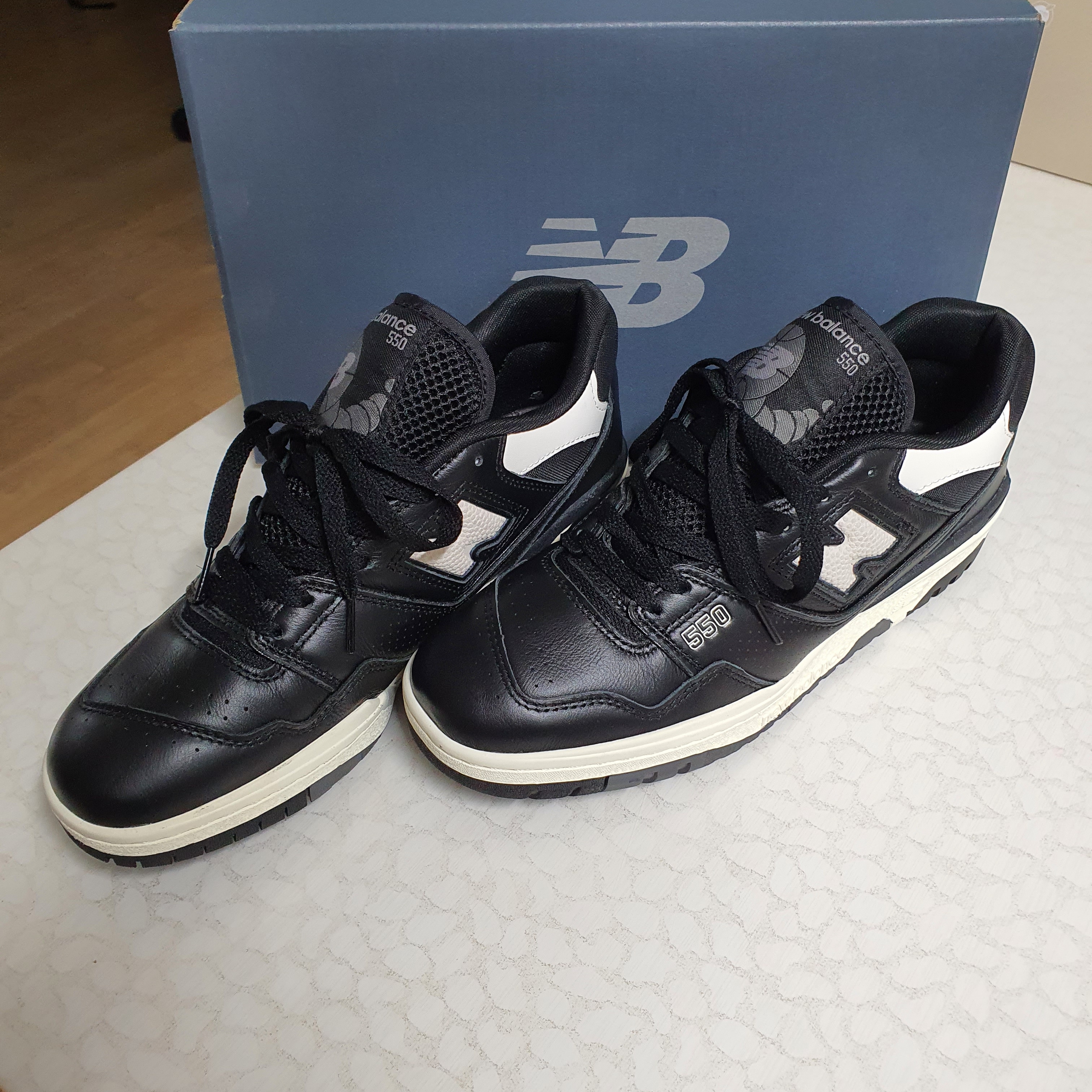 New Balance 550 Black Grey - 2E Wide 착용 스타일 - 3