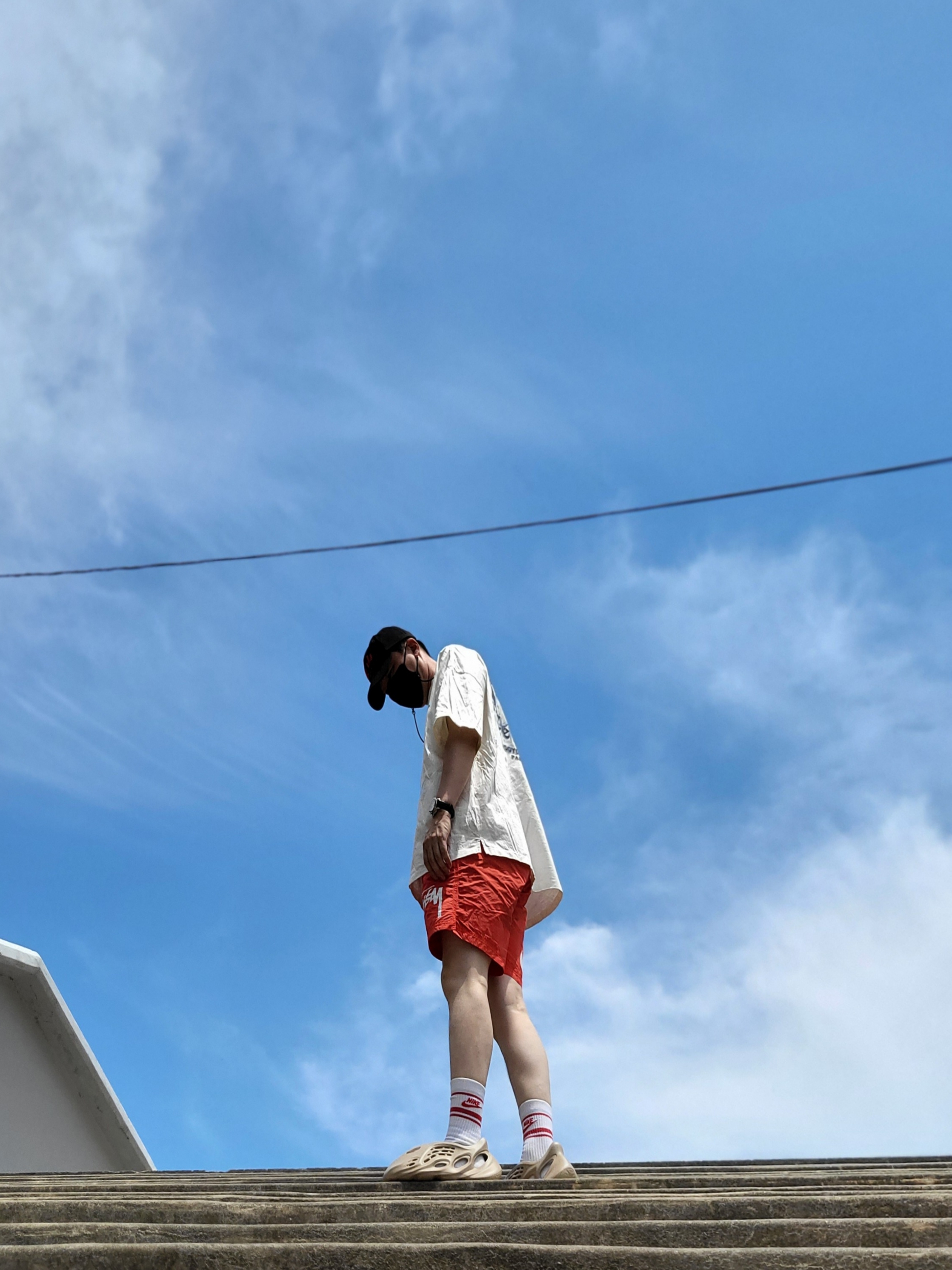 Adidas Yeezy Foam RNNR Mist, Nike x Stussy Water Shorts Habanero Red 착용 스타일 - 2