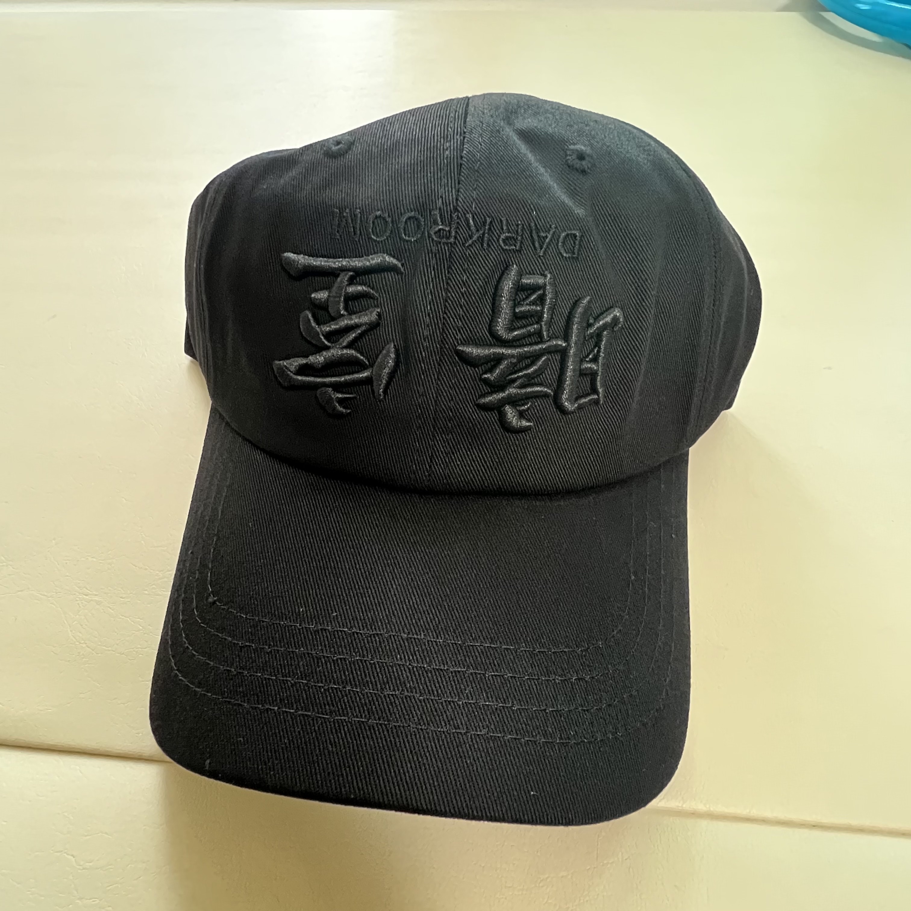 Darkr8m Studio Upside Down Black Logo Cap, Nike x Sacai VaporWaffle Black and Gum 착용 스타일 - 4
