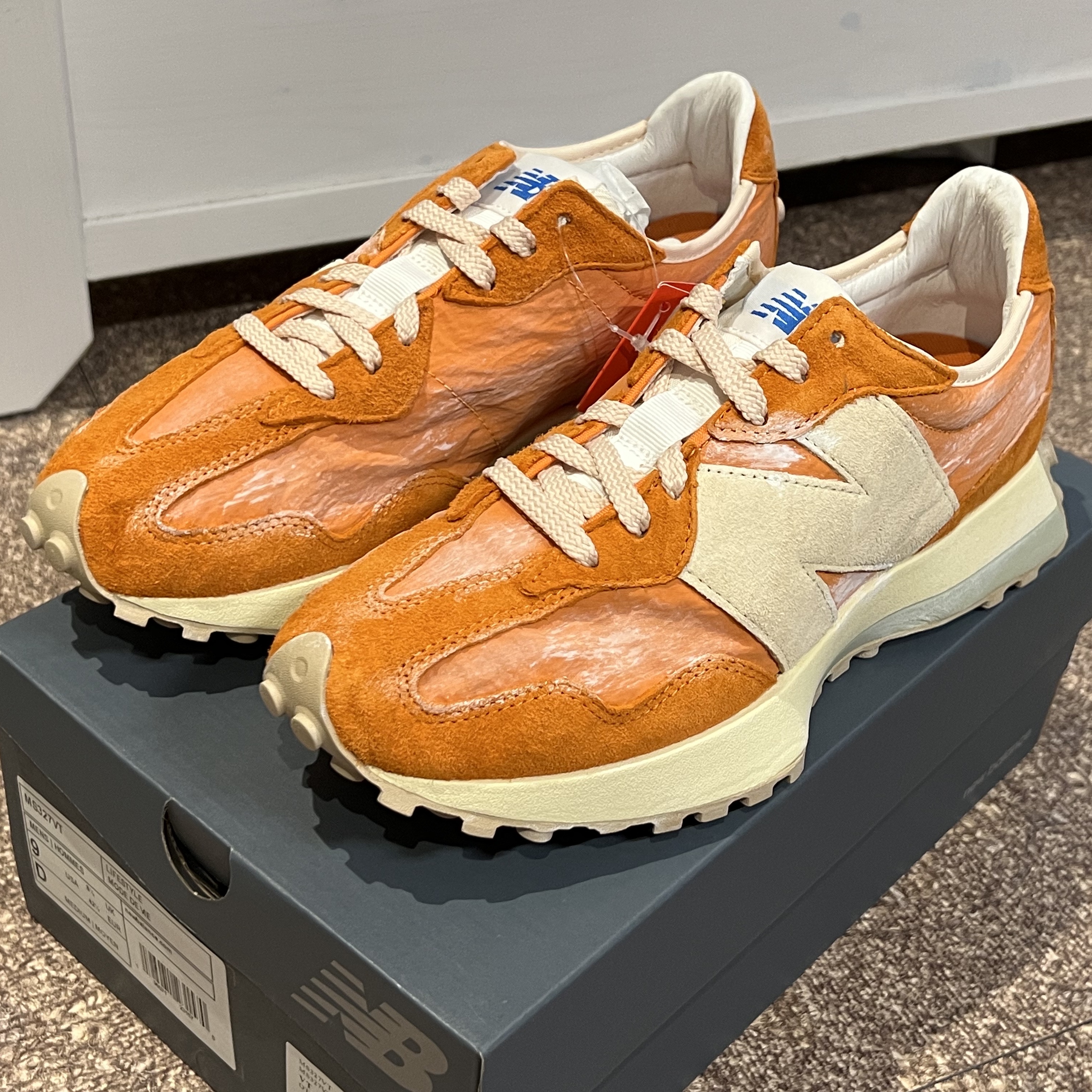 New Balance 327 Vintage Luxe Orange 착용 스타일