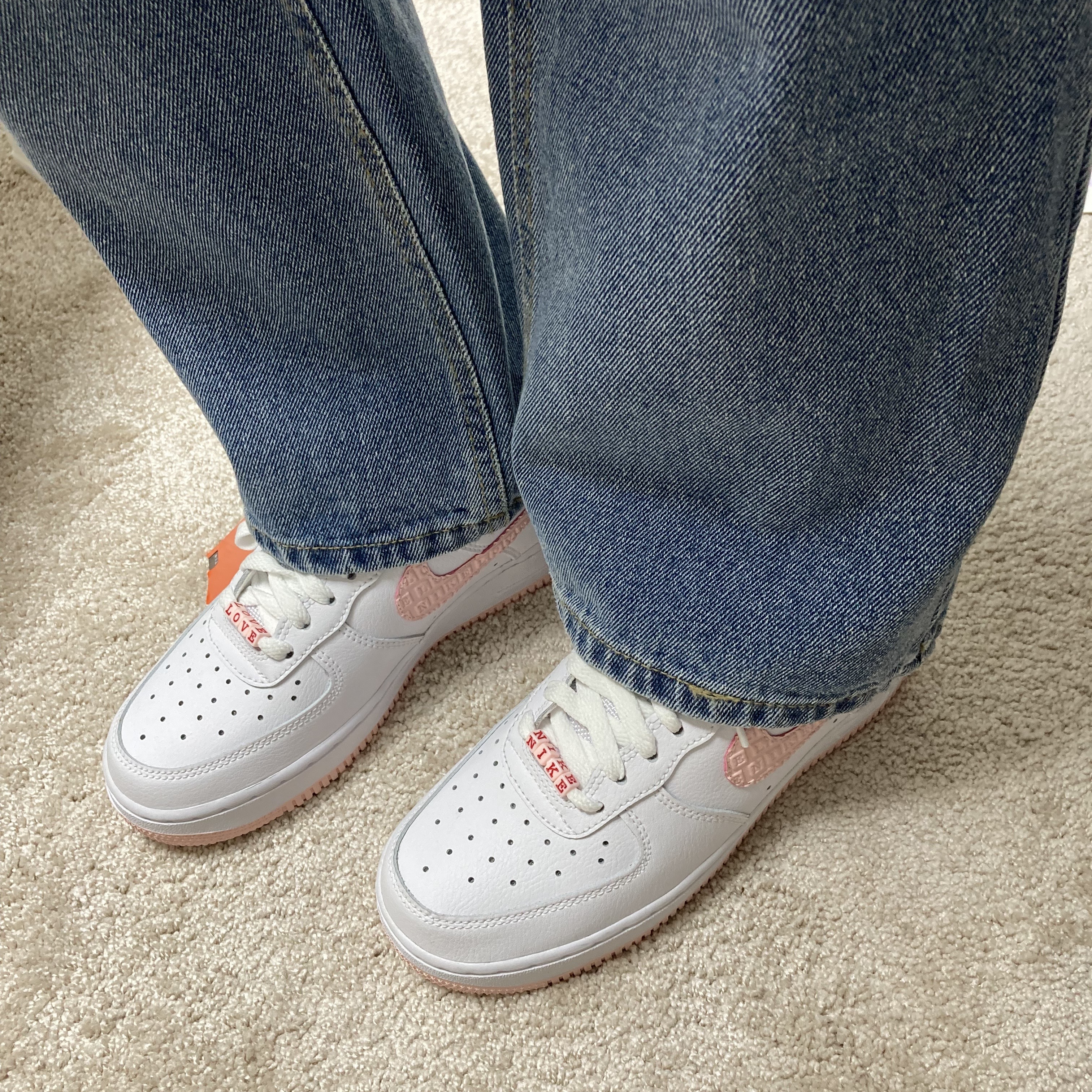 (W) Nike Air Force 1 '07 Valentine Day 2022 착용 스타일 - 3