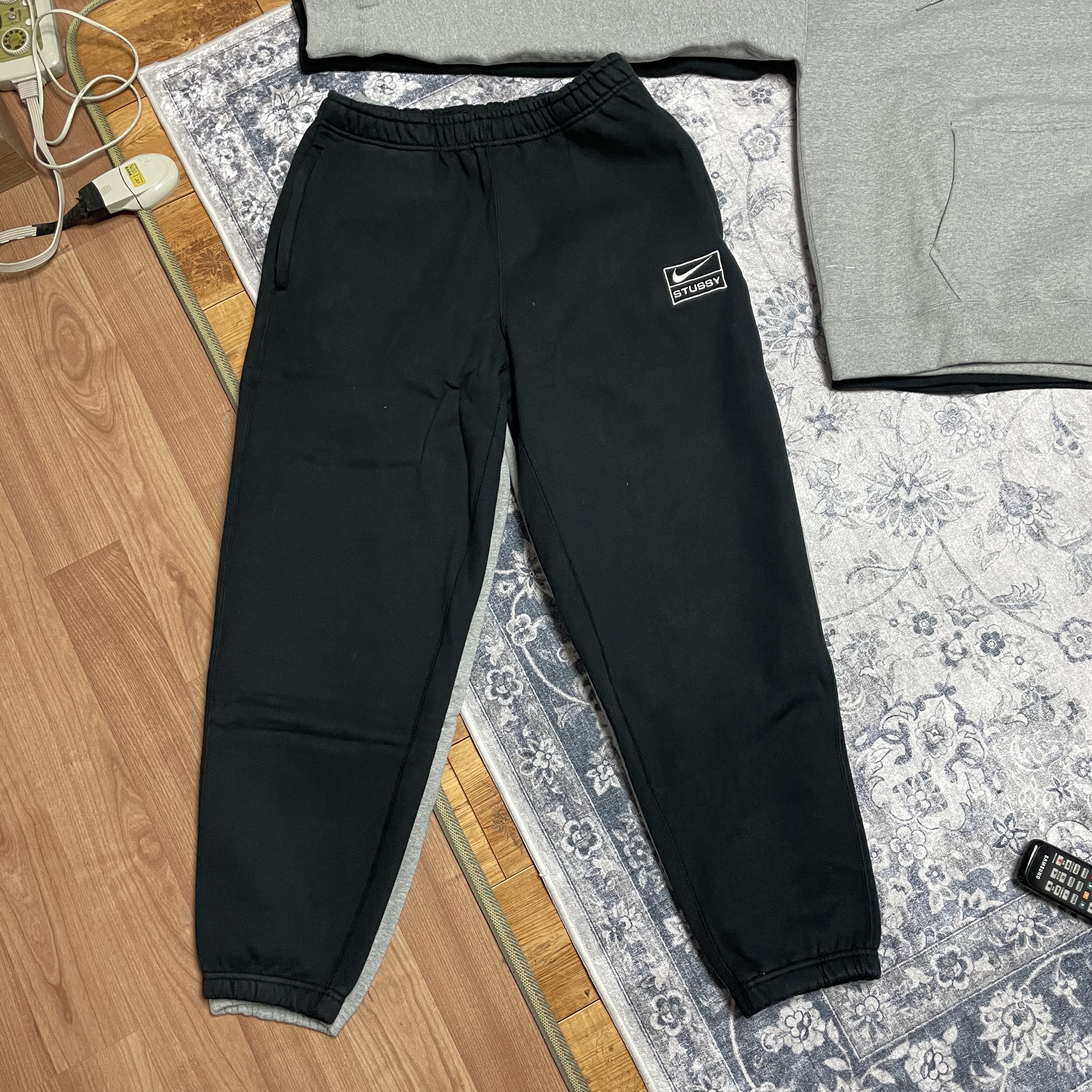 Nike x Stussy NRG RA Pullover Hoodie Dark Grey Heather (DJ9488-063), Nike x Stussy NRG RA Washed Pullover Hoodie Black (DN4028-010) 착용 스타일 - 2