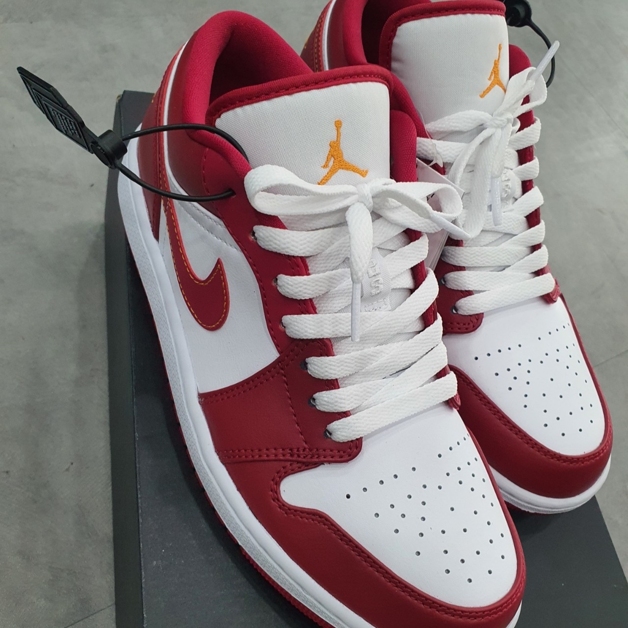 Jordan 1 Low Cardinal Red 착용 스타일 - 3