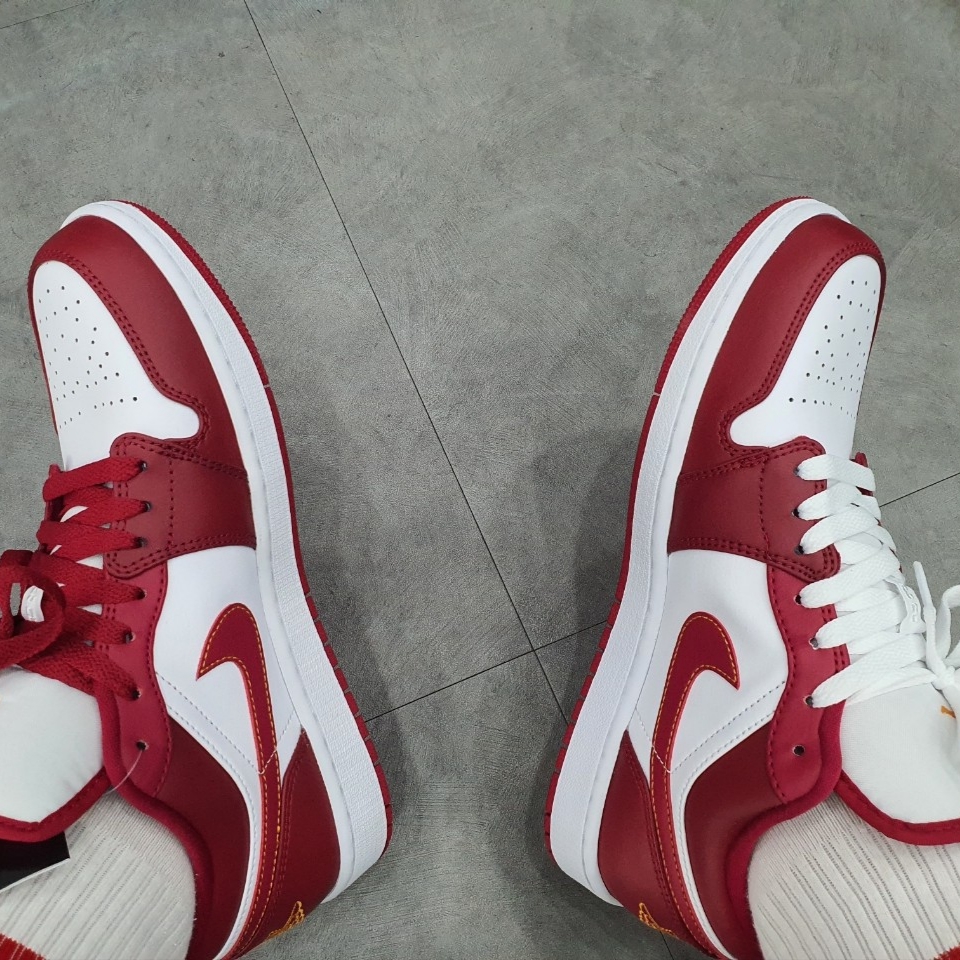 Jordan 1 Low Cardinal Red 착용 스타일 - 4