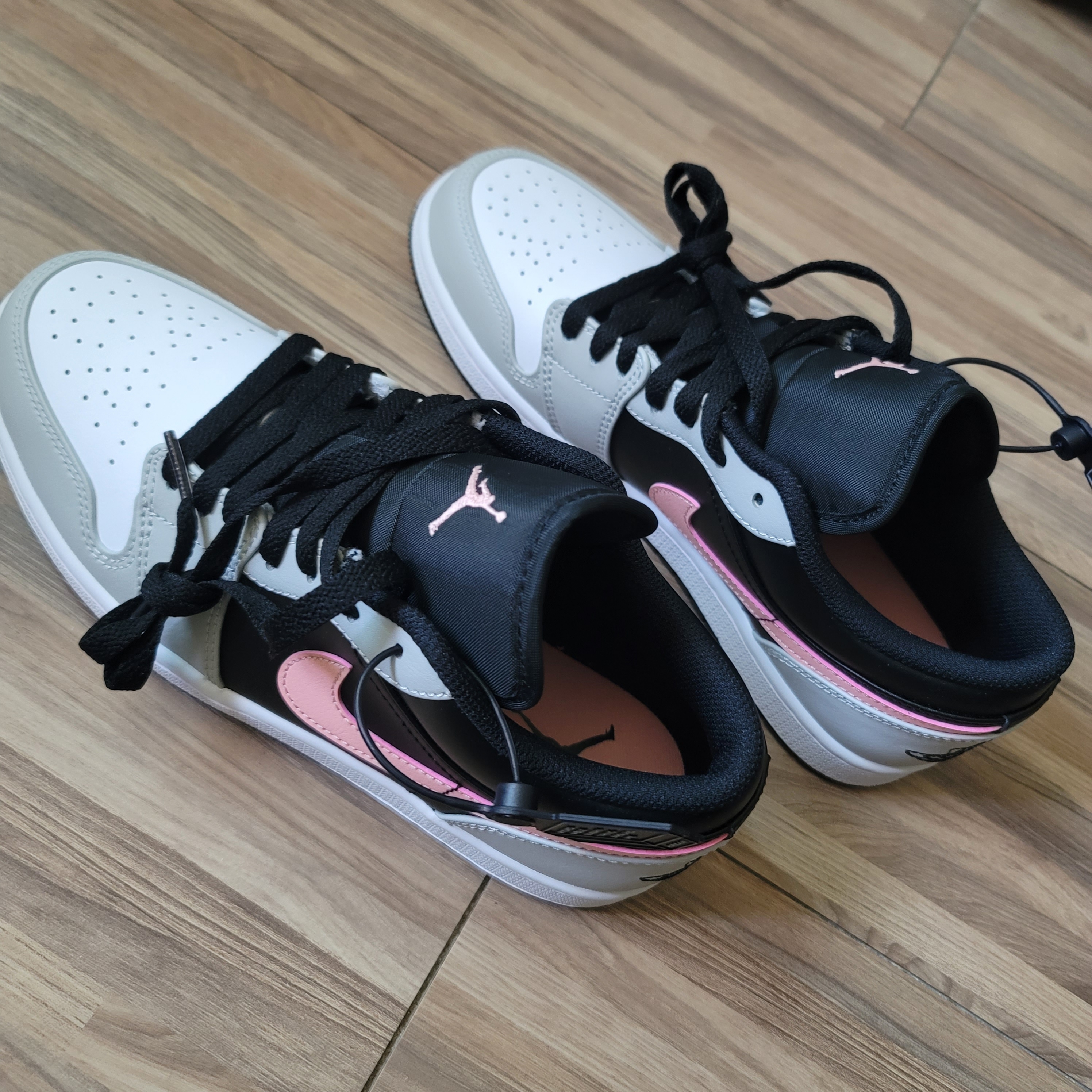 Jordan 1 Low Grey Fog Black Bleached Coral 착용 스타일