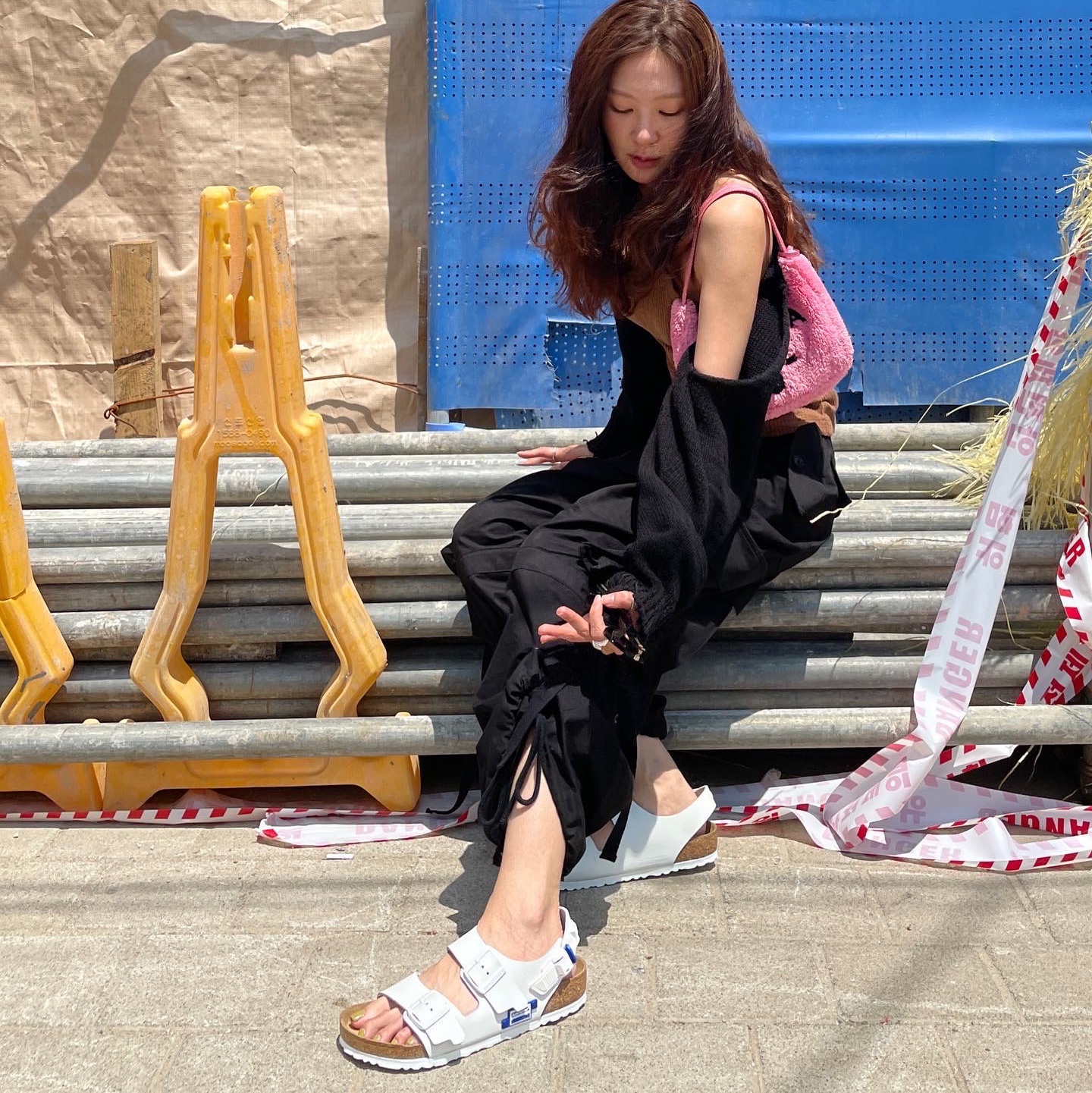 Birkenstock x Ader Error Milano Tech White 착용 스타일 - 1