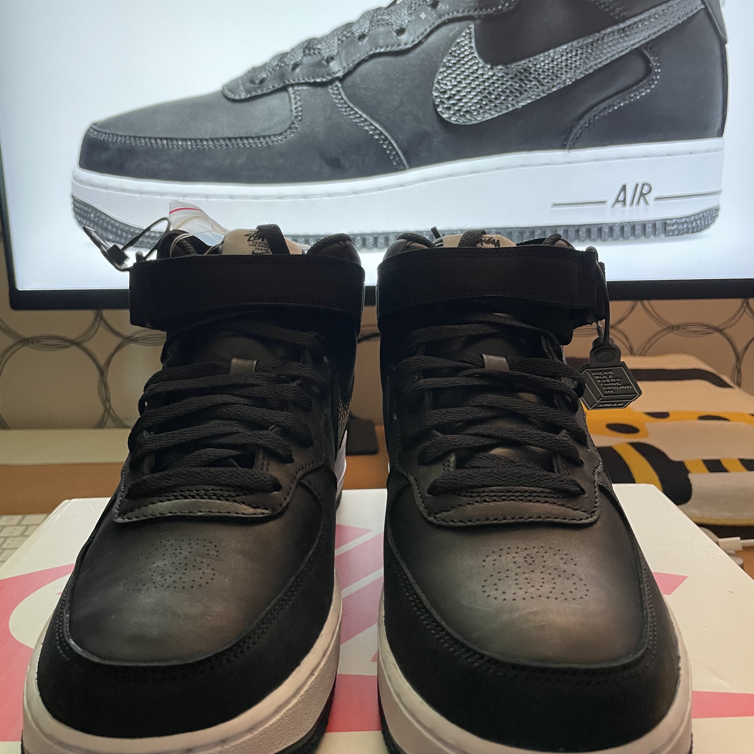 Nike x Stussy Air Force 1 '07 Mid SP Black 착용 스타일 - 2