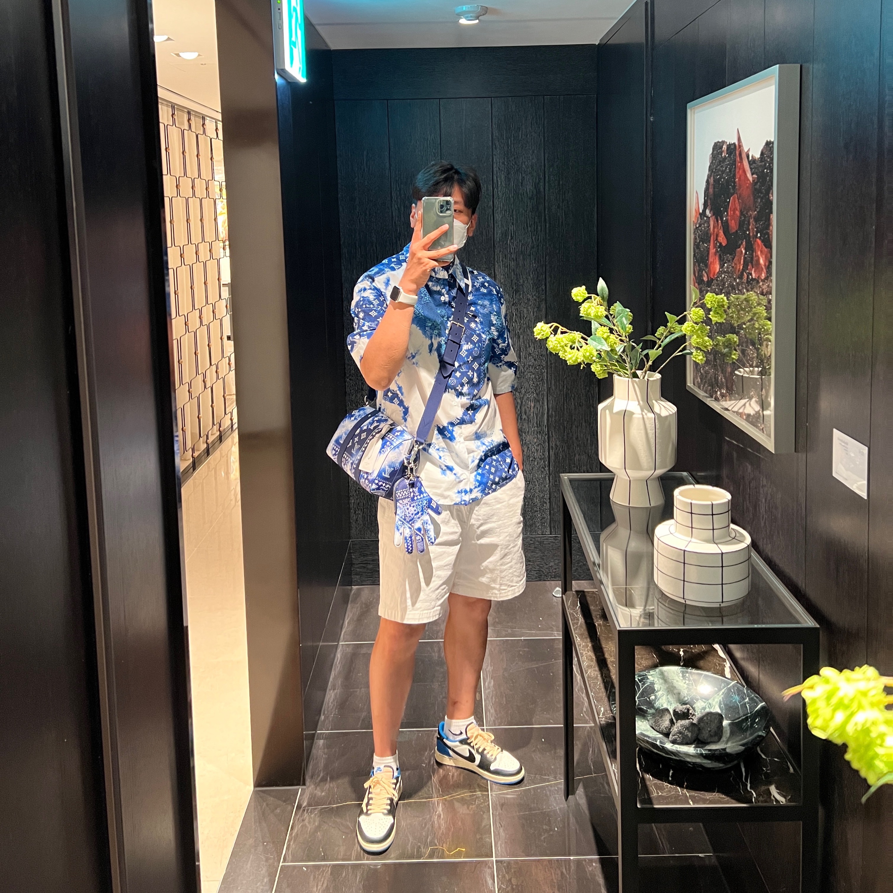 Jordan 1 x Travis Scott x Fragment Retro Low OG SP Military Blue, Louis Vuitton Monogram Bandana Short Sleeved Shirt Indigo 착용 스타일 - 1