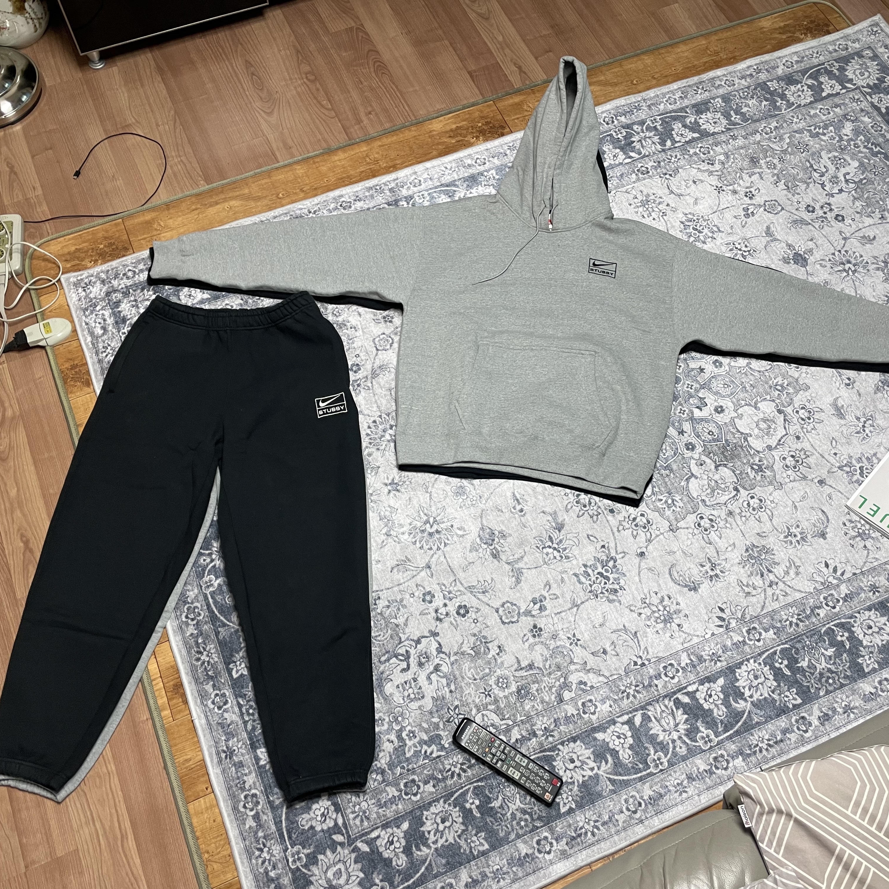 Nike x Stussy NRG RA Pullover Hoodie Dark Grey Heather (DJ9488-063), Nike x Stussy NRG RA Washed Pullover Hoodie Black (DN4028-010) 착용 스타일 - 3