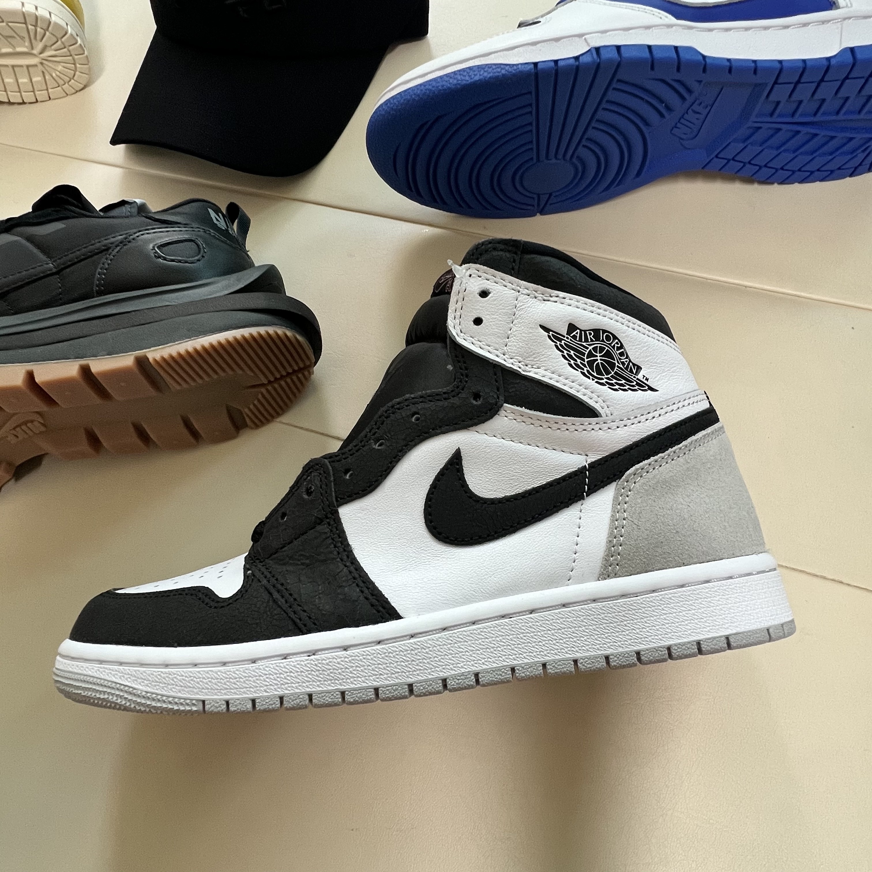 Darkr8m Studio Upside Down Black Logo Cap, Nike x Sacai VaporWaffle Black and Gum 착용 스타일 - 2
