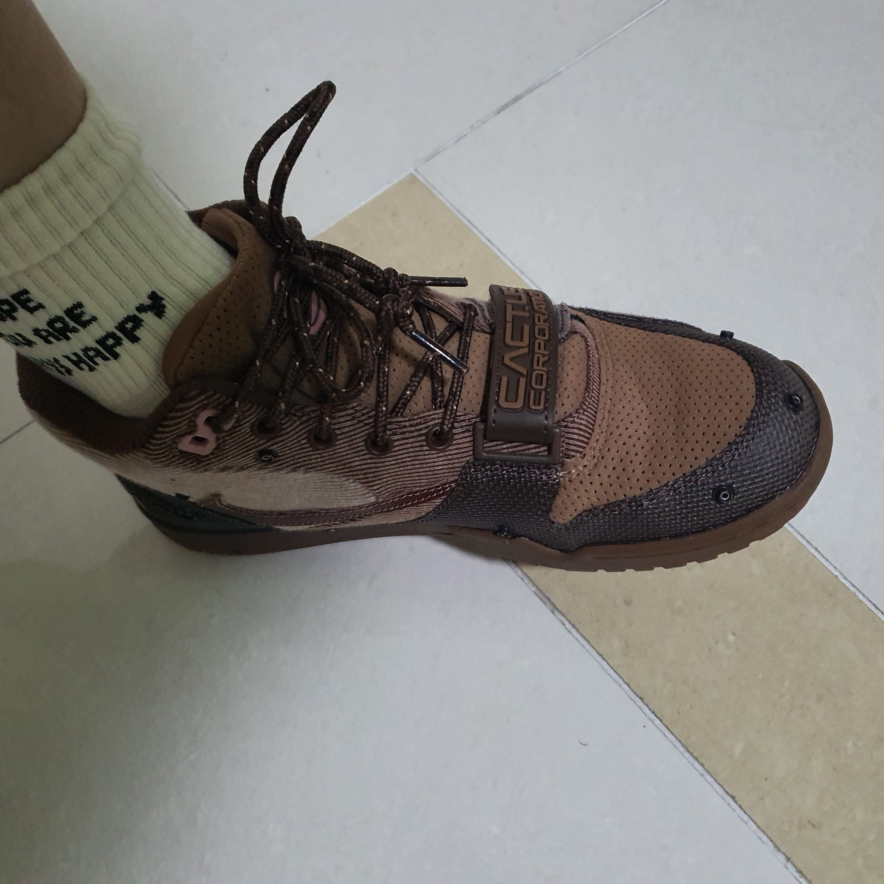 Nike x Travis Scott Air Trainer 1 Archaeo Brown and Rust Pink 착용 스타일 - 1