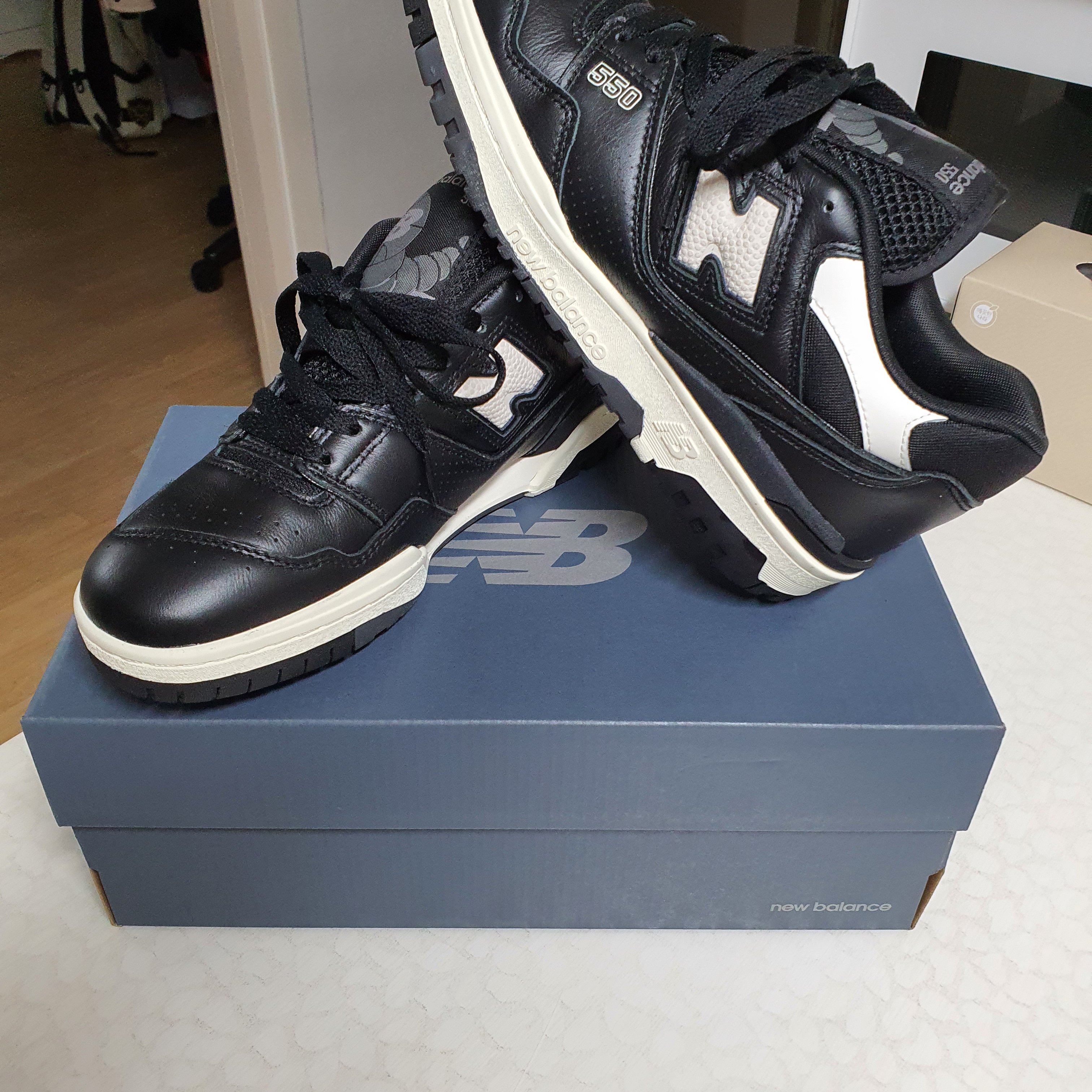 New Balance 550 Black Grey - 2E Wide 착용 스타일 - 4