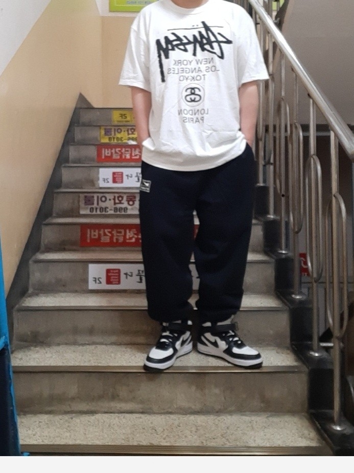 Nike x Stussy Air Force 1 '07 Mid SP Black and Light Bone, Nike x Stussy NRG RA Washed Fleece Pants Black (DN4030-010) 착용 스타일