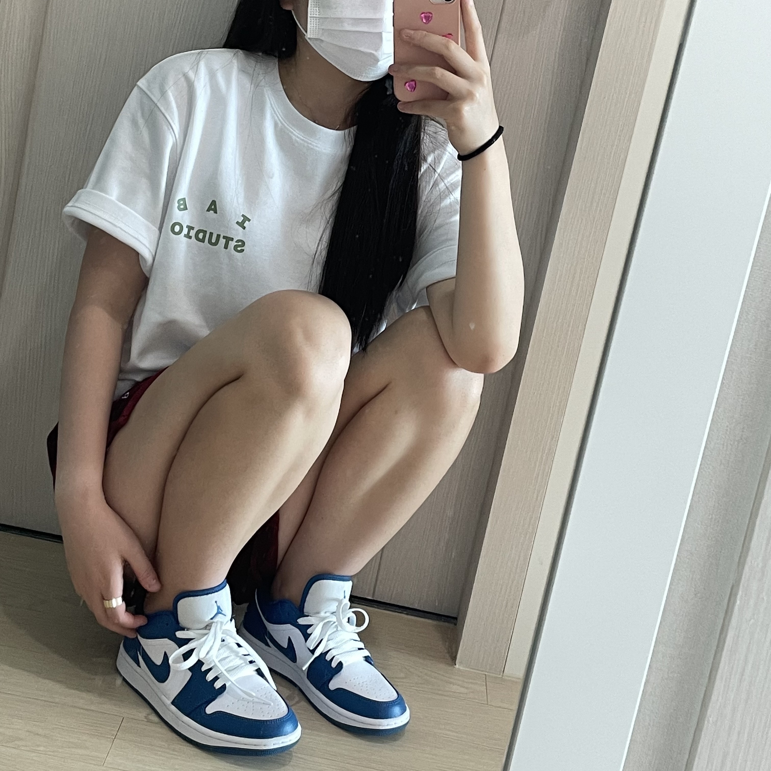 IAB Studio T-Shirt White Light Green, (W) Jordan 1 Low White Dark Marina Blue 착용 스타일 - 1