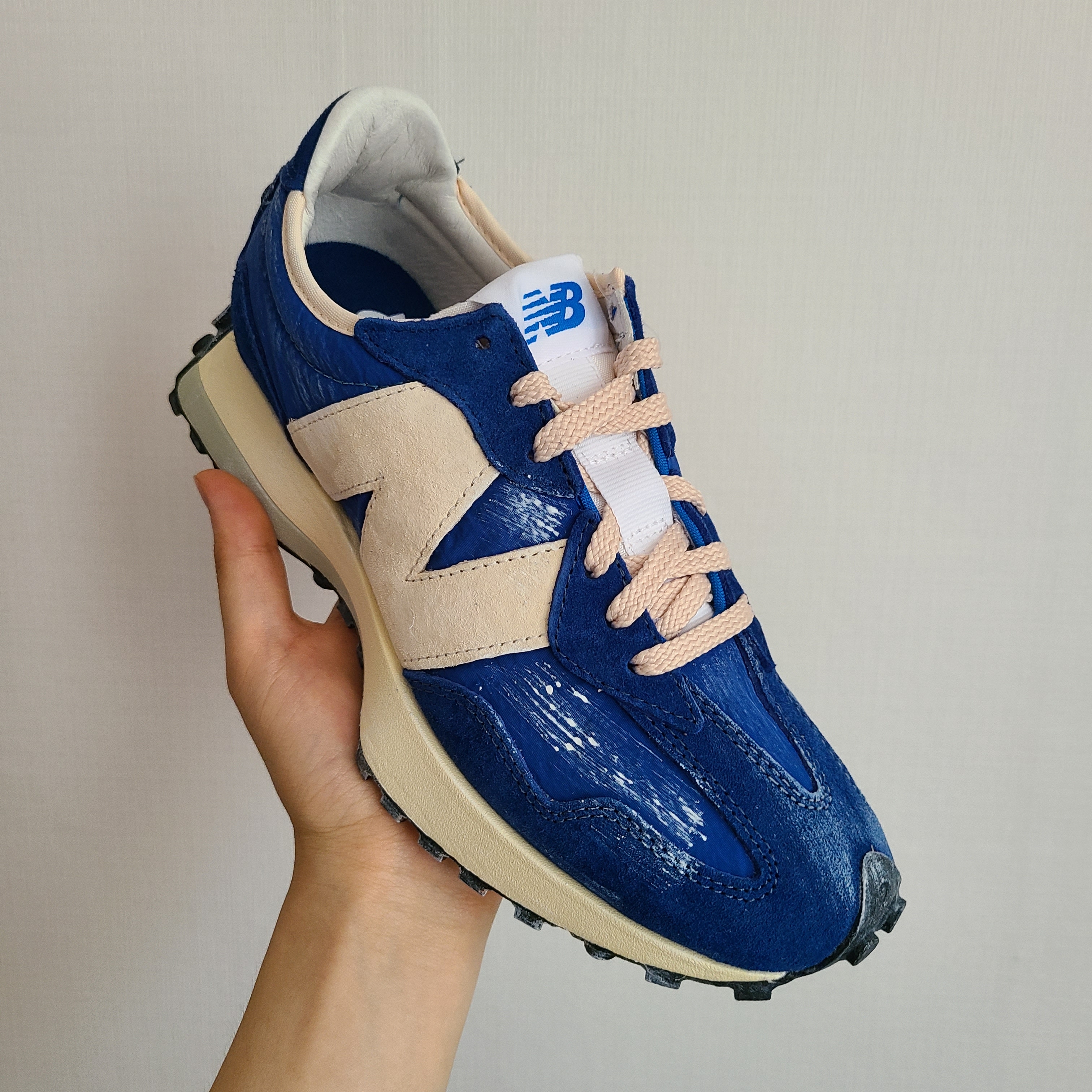 New Balance 327 Vintage Luxe Blue 착용 스타일