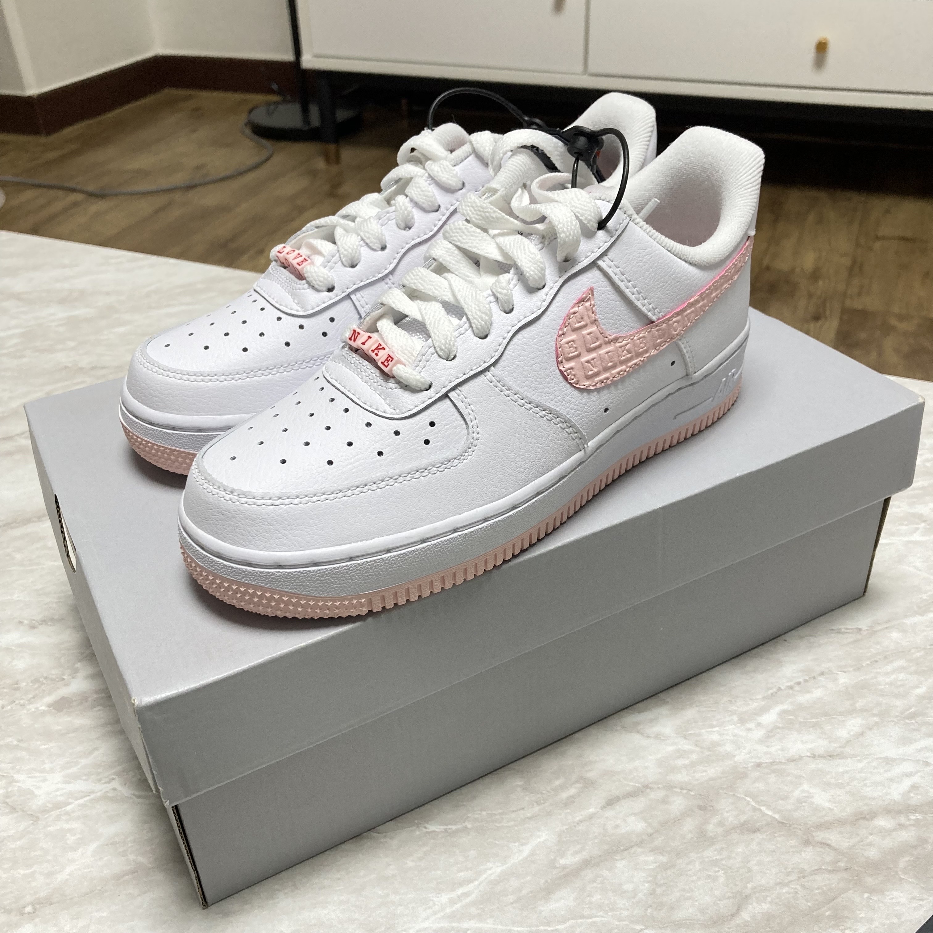 (W) Nike Air Force 1 '07 Valentine Day 2022 착용 스타일 - 1
