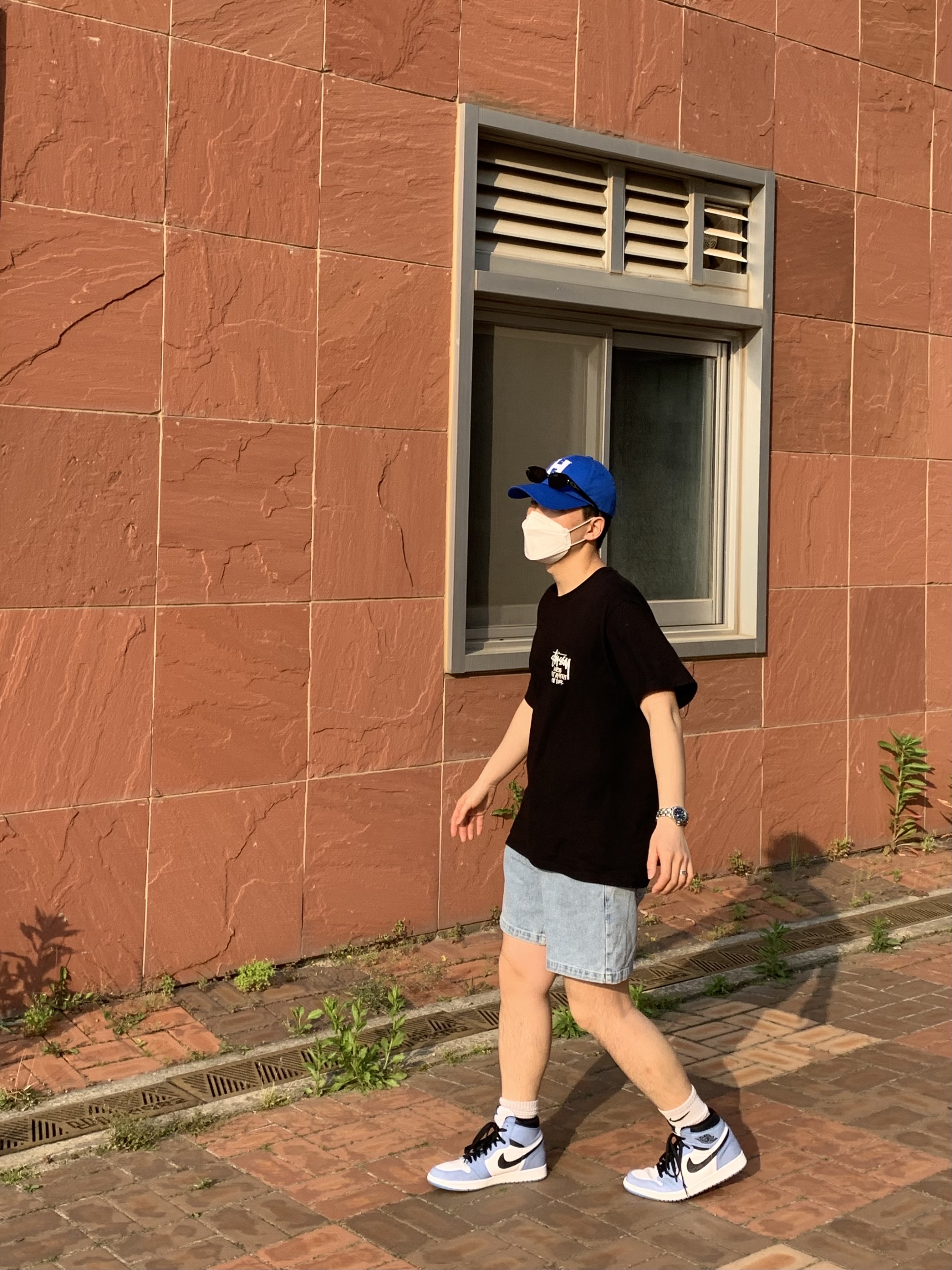 Jordan 1 Retro High OG University Blue, Stussy Stock DSM New York T-Shirt Black 착용 스타일 - 1