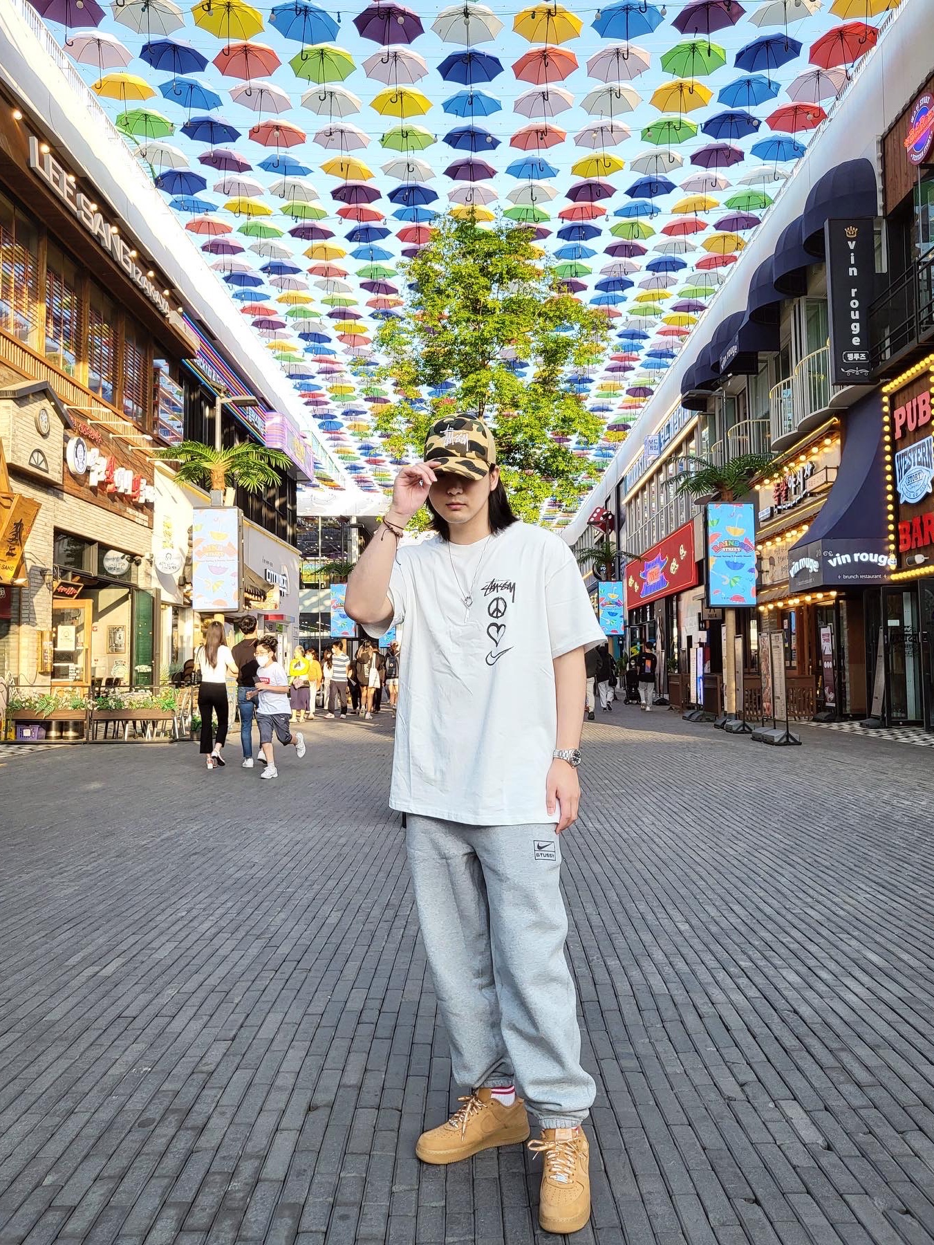 Stussy x BAPE Trucker Cap Yellow, Nike x Stussy NRG RA T-Shirt Summit White (DM4942-121) 착용 스타일 - 2