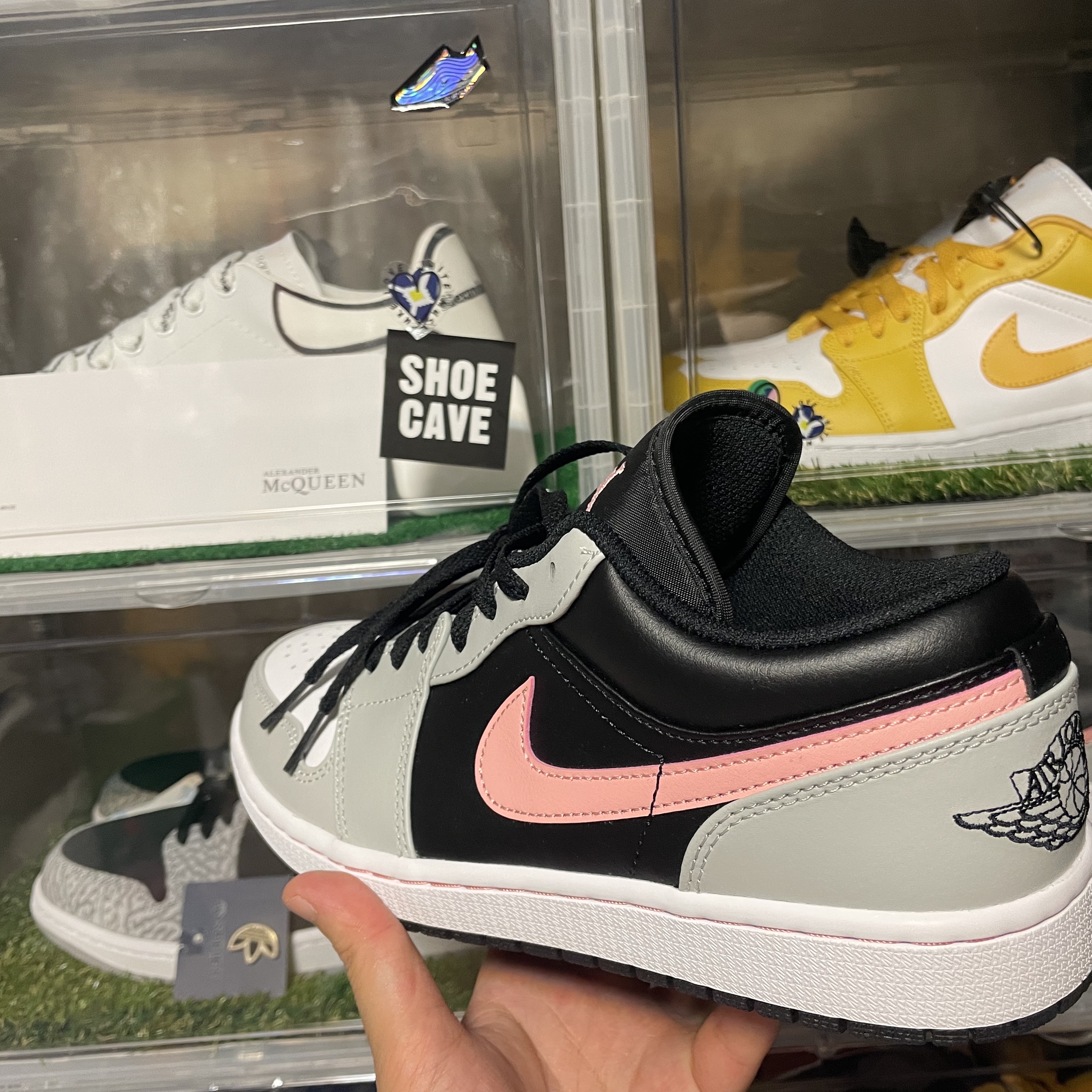 Jordan 1 Low Grey Fog Black Bleached Coral 착용 스타일 - 1