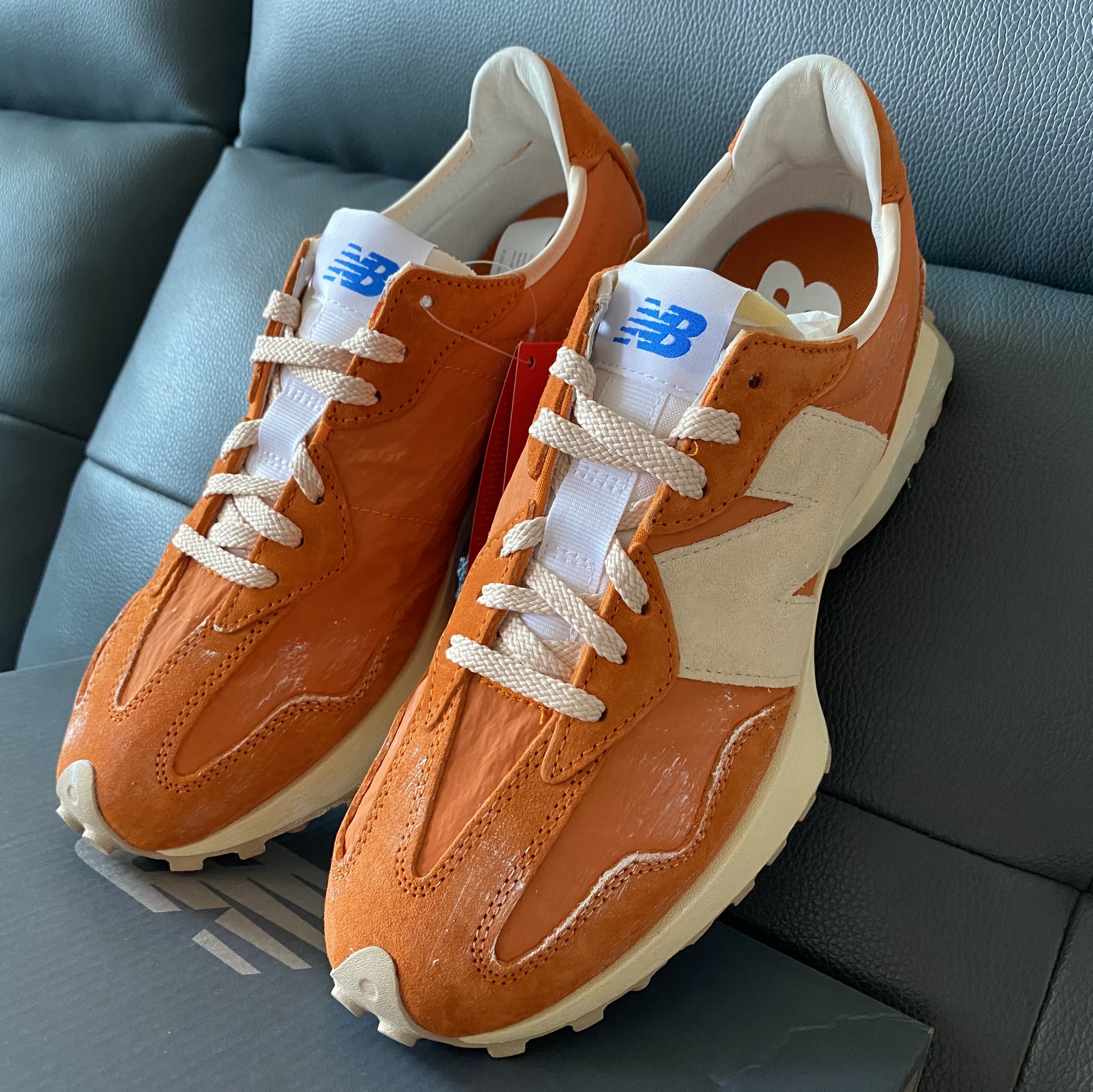 New Balance 327 Vintage Luxe Orange 착용 스타일 - 3
